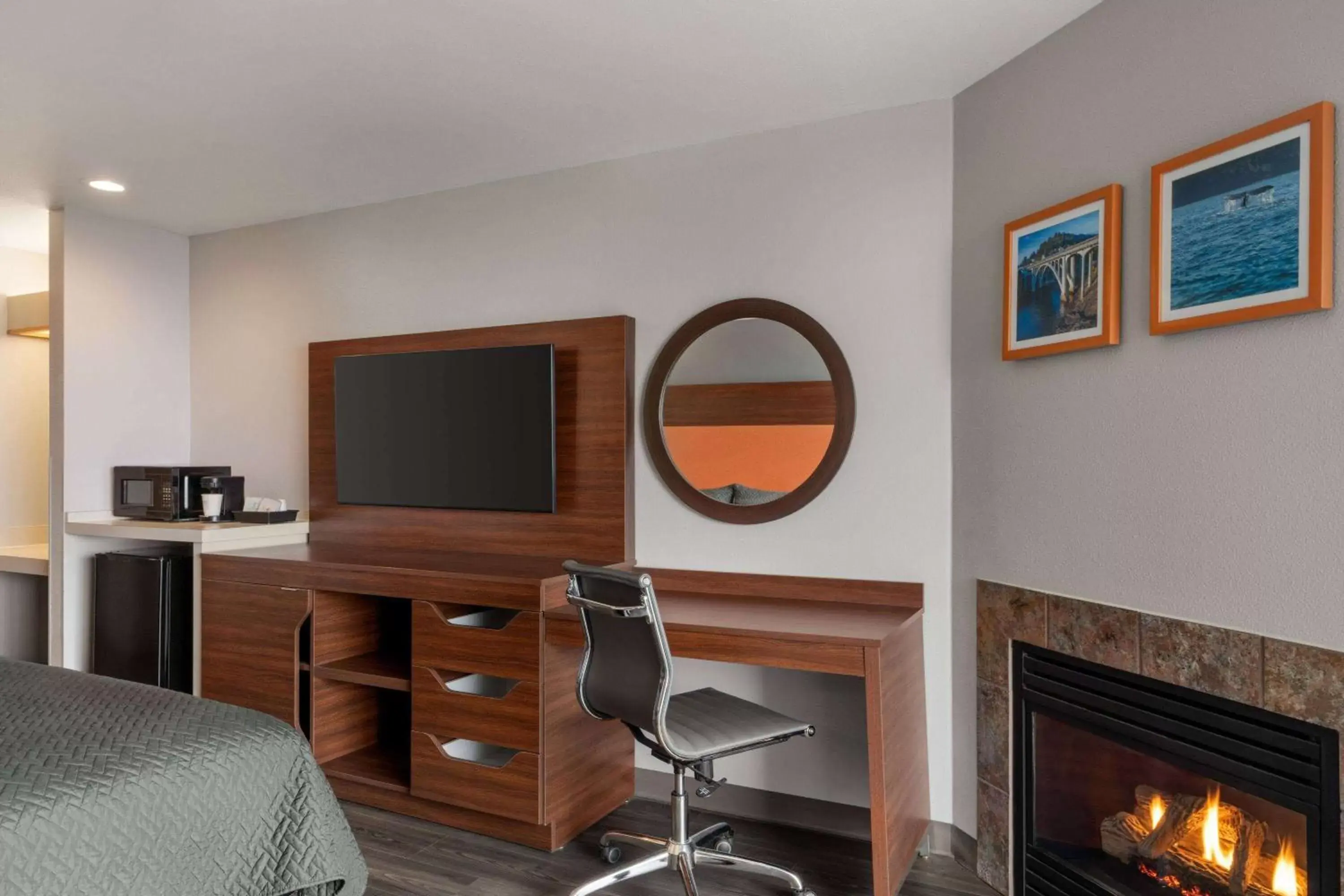 Photo of the whole room, TV/Entertainment Center in Travelodge by Wyndham Depoe Bay