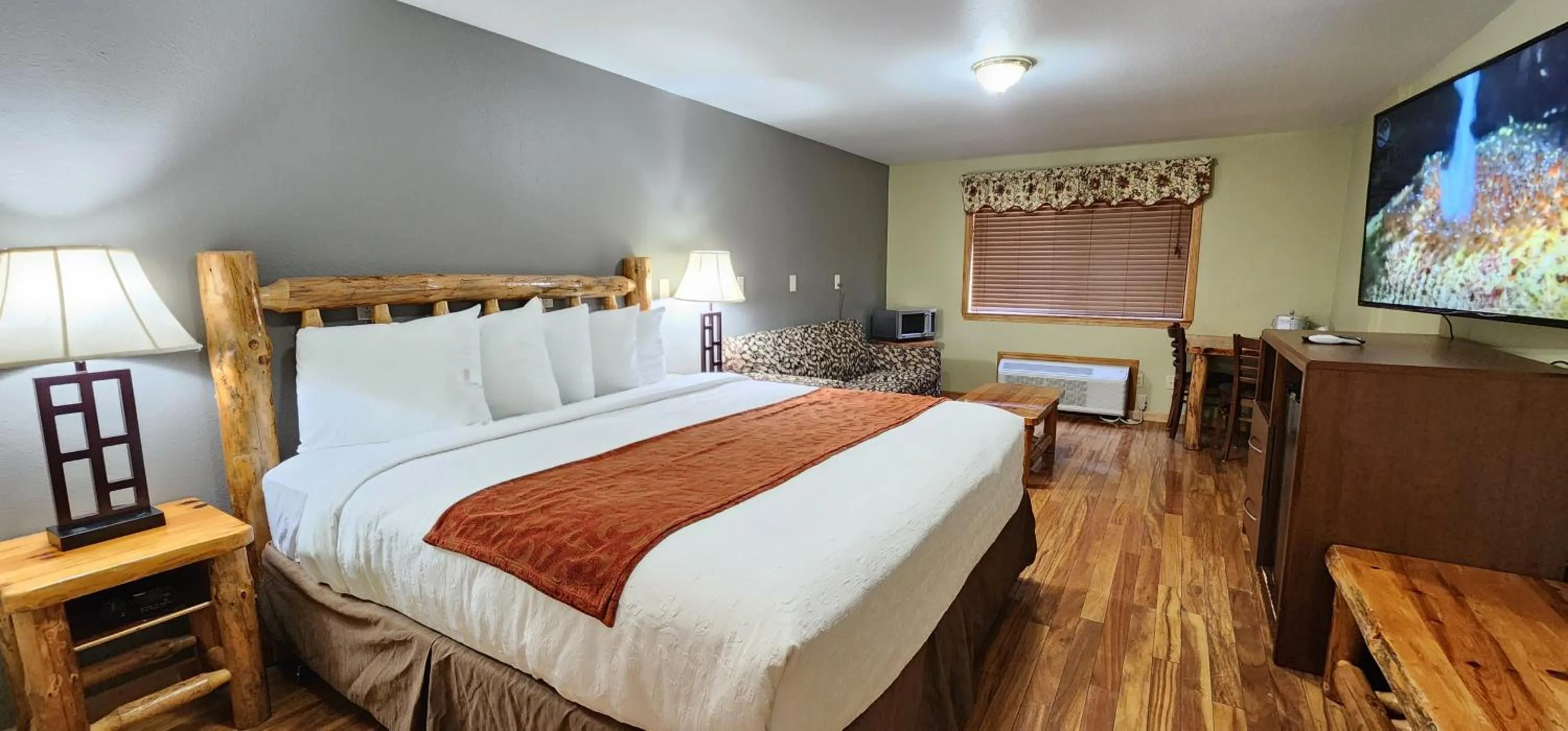 Photo of the whole room, Bed in Nisqually Lodge