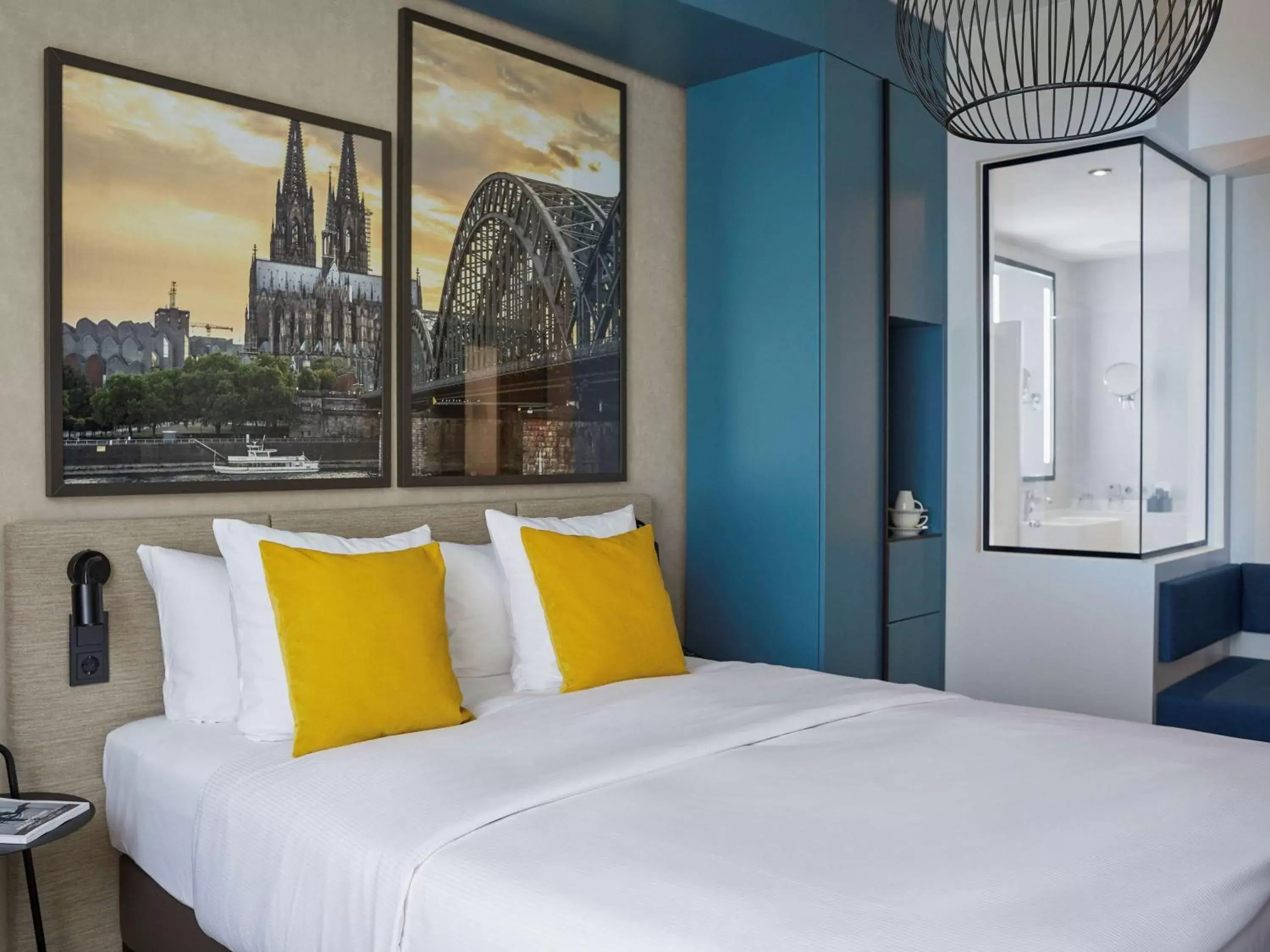 Photo of the whole room, Bed in Hotel Mondial am Dom Cologne MGallery