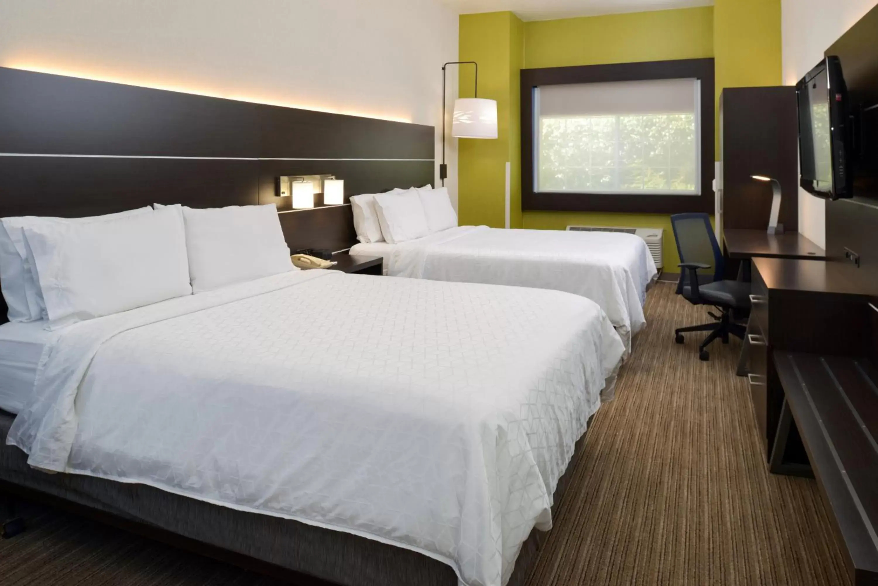 Bed in Holiday Inn Express Madera, an IHG Hotel