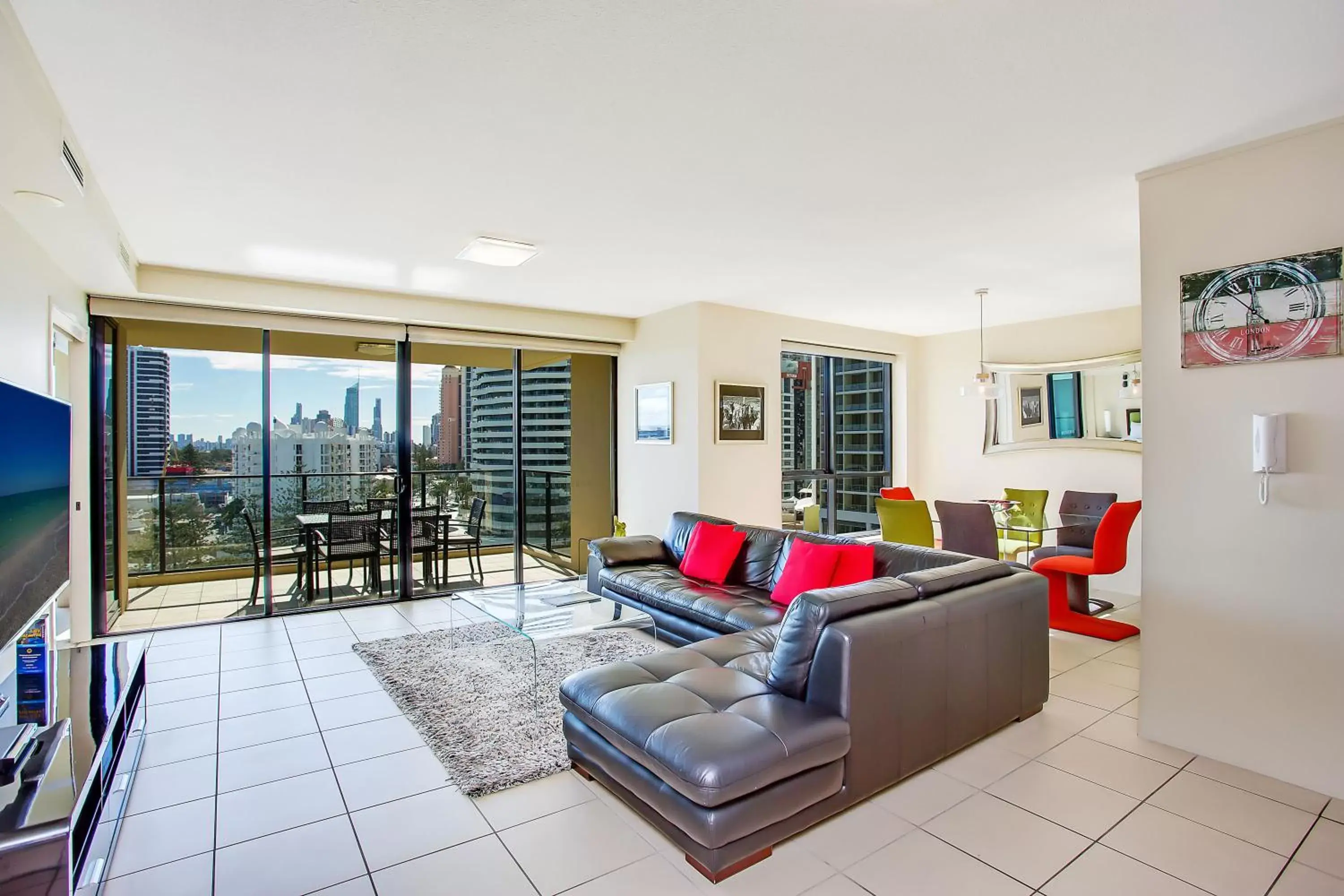 Living room, Seating Area in Mantra Broadbeach on the Park