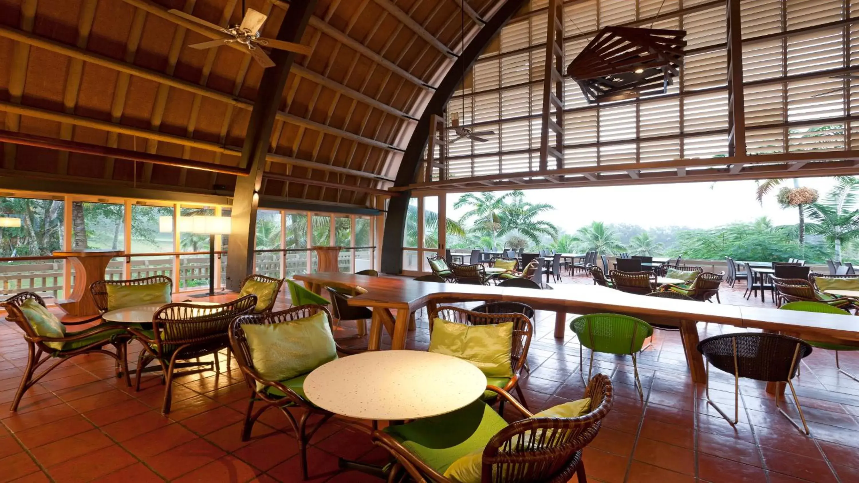 Lounge or bar, Restaurant/Places to Eat in Holiday Inn Resort Vanuatu, an IHG Hotel