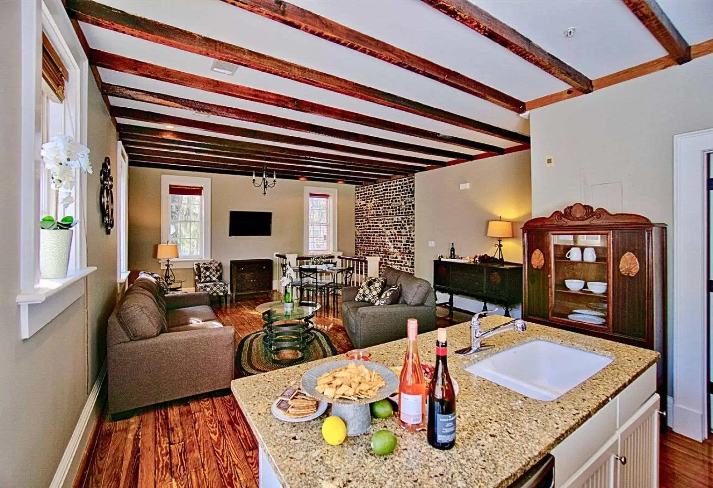 Kitchen or kitchenette in Comfy Carriage House Steps from the River