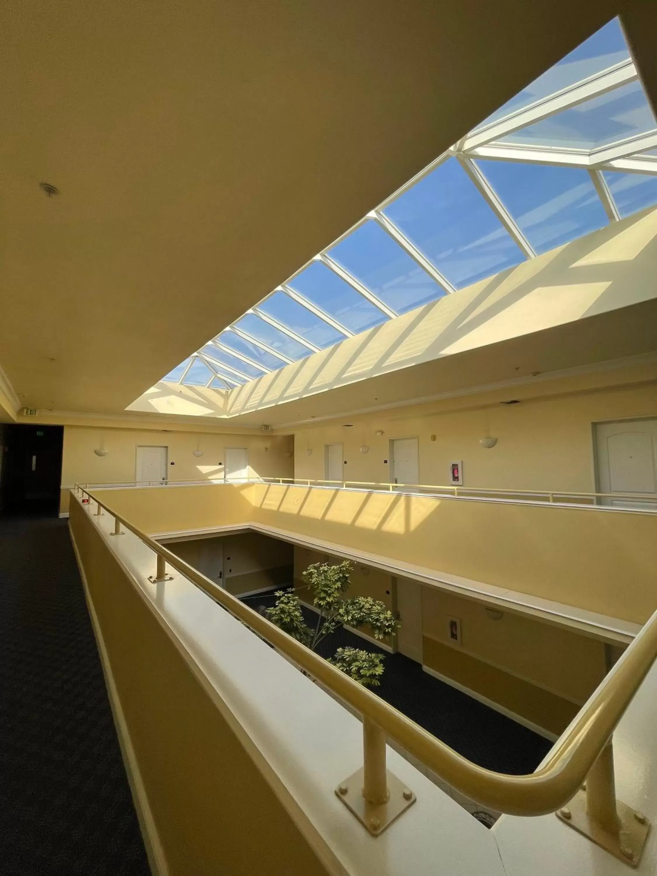 Property building, Balcony/Terrace in Gateway Inn and Suites San Francisco SFO Airport