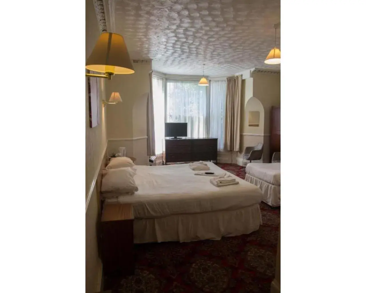 Bedroom, Bed in Richmond Hotel