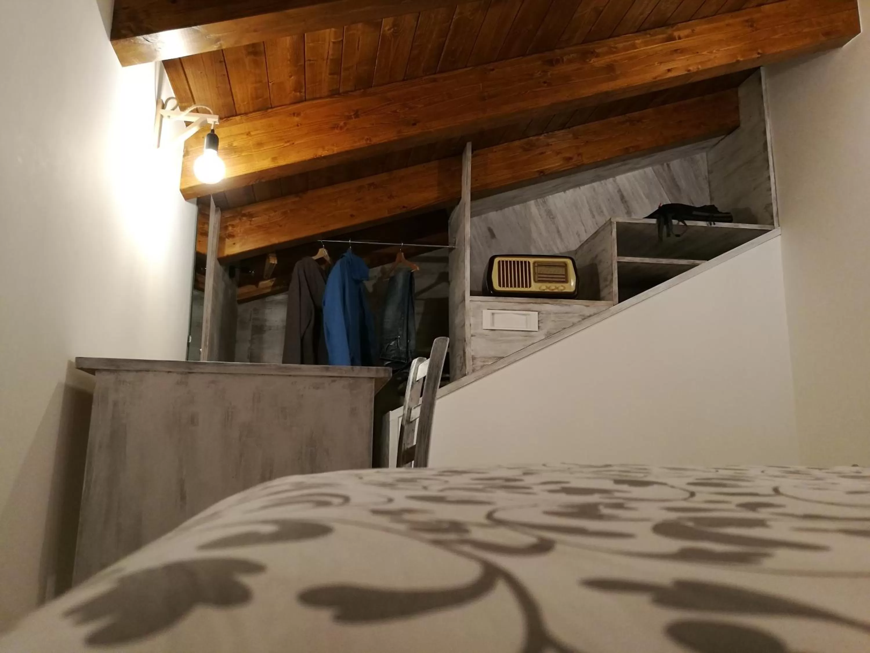 Photo of the whole room, Bed in Songbird