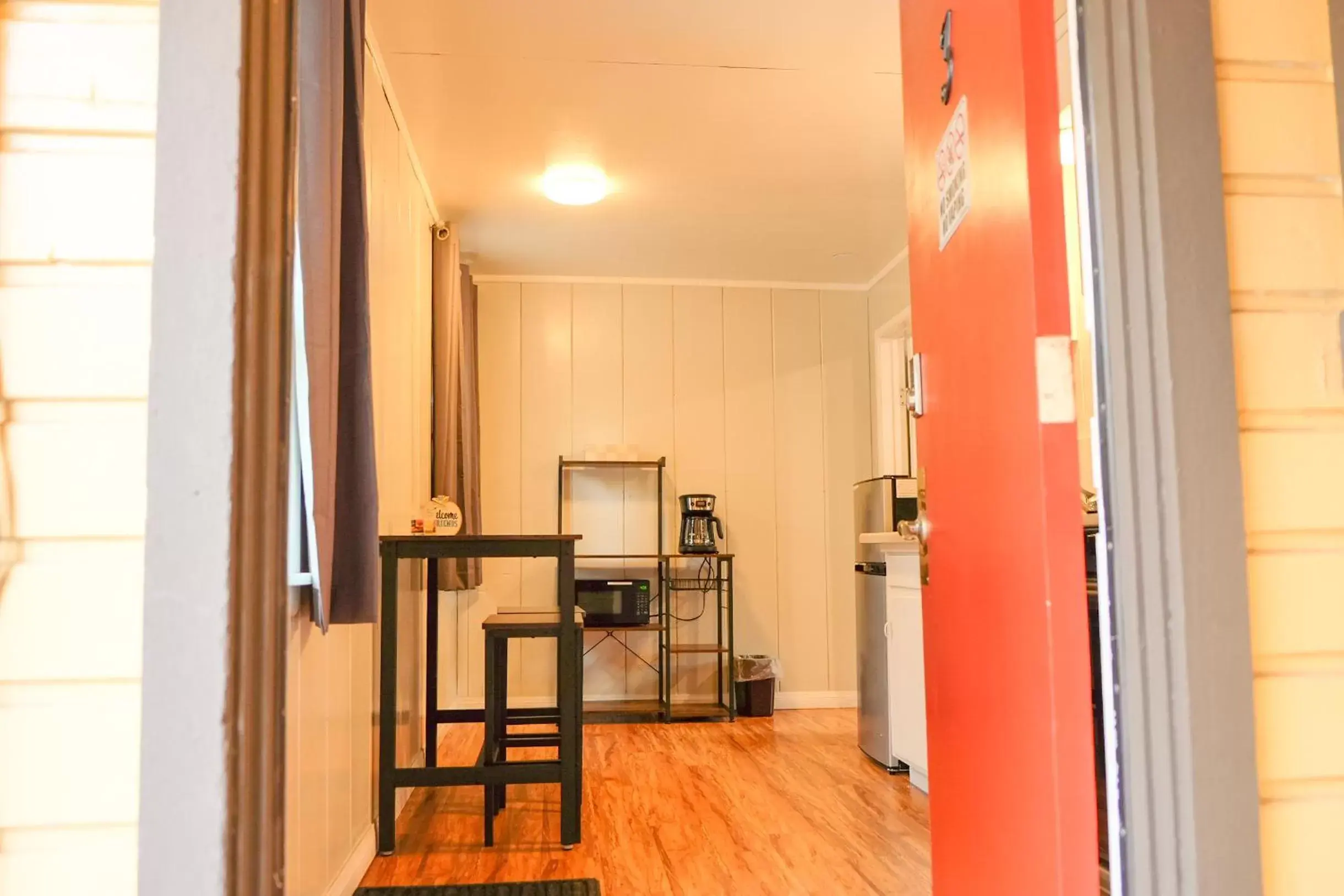 Kitchen or kitchenette in Sherwood Arms Motel