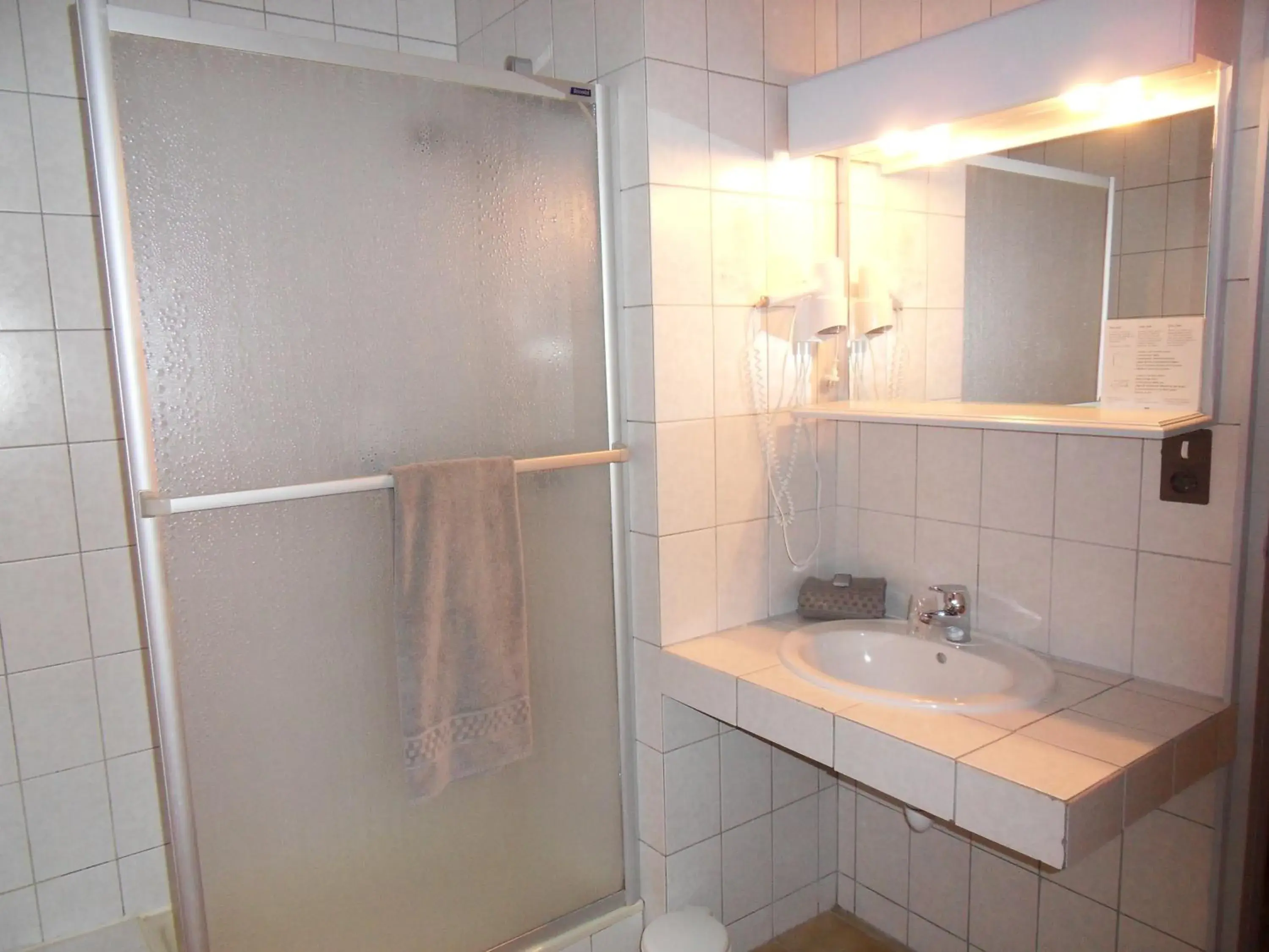 Bathroom in Hôtel La Tour des Anglais
