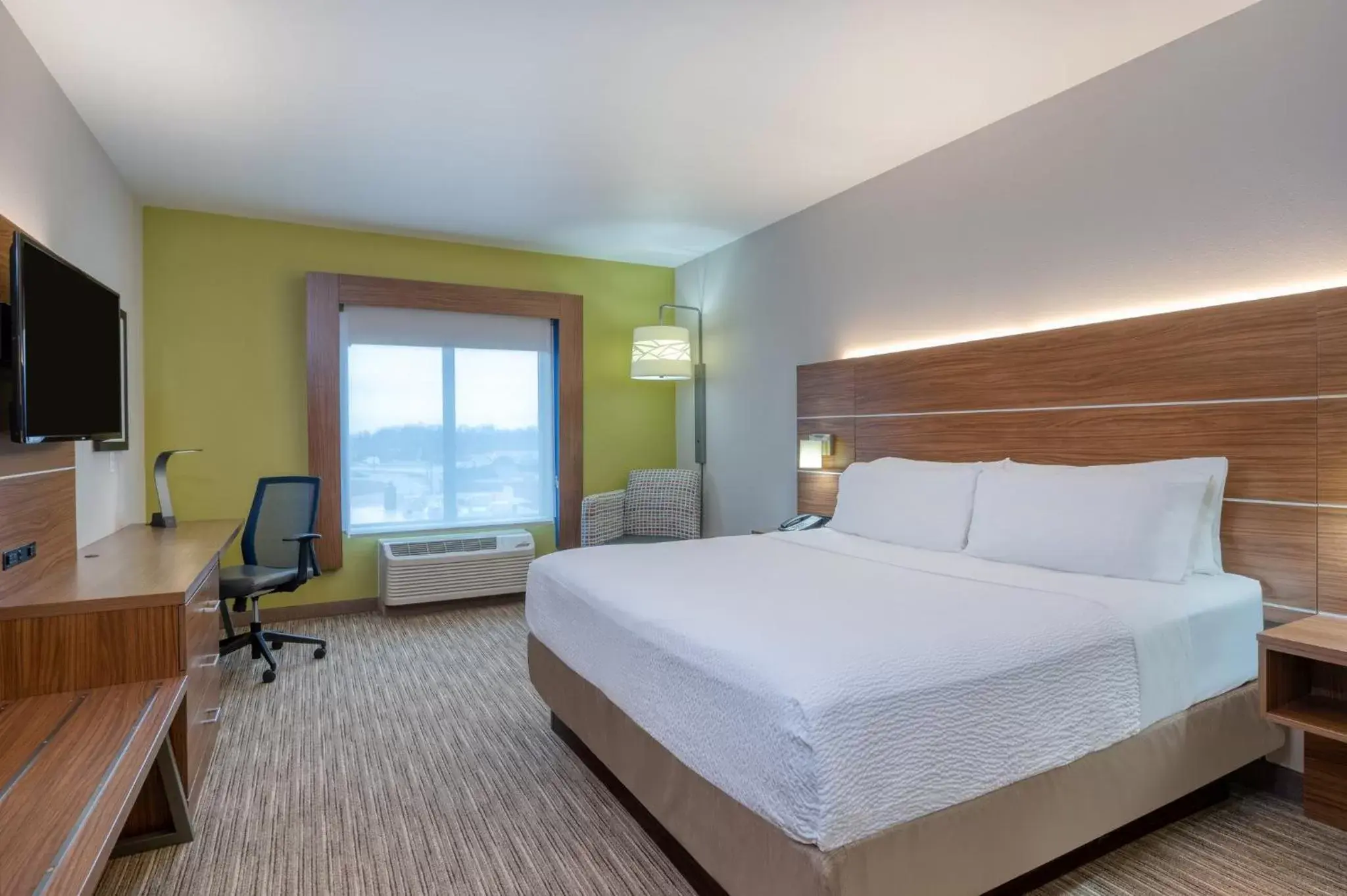 Photo of the whole room, Bed in Holiday Inn Express Troy, an IHG Hotel