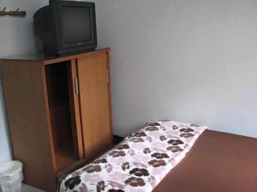 Bed, TV/Entertainment Center in Tapae Inn Hotel