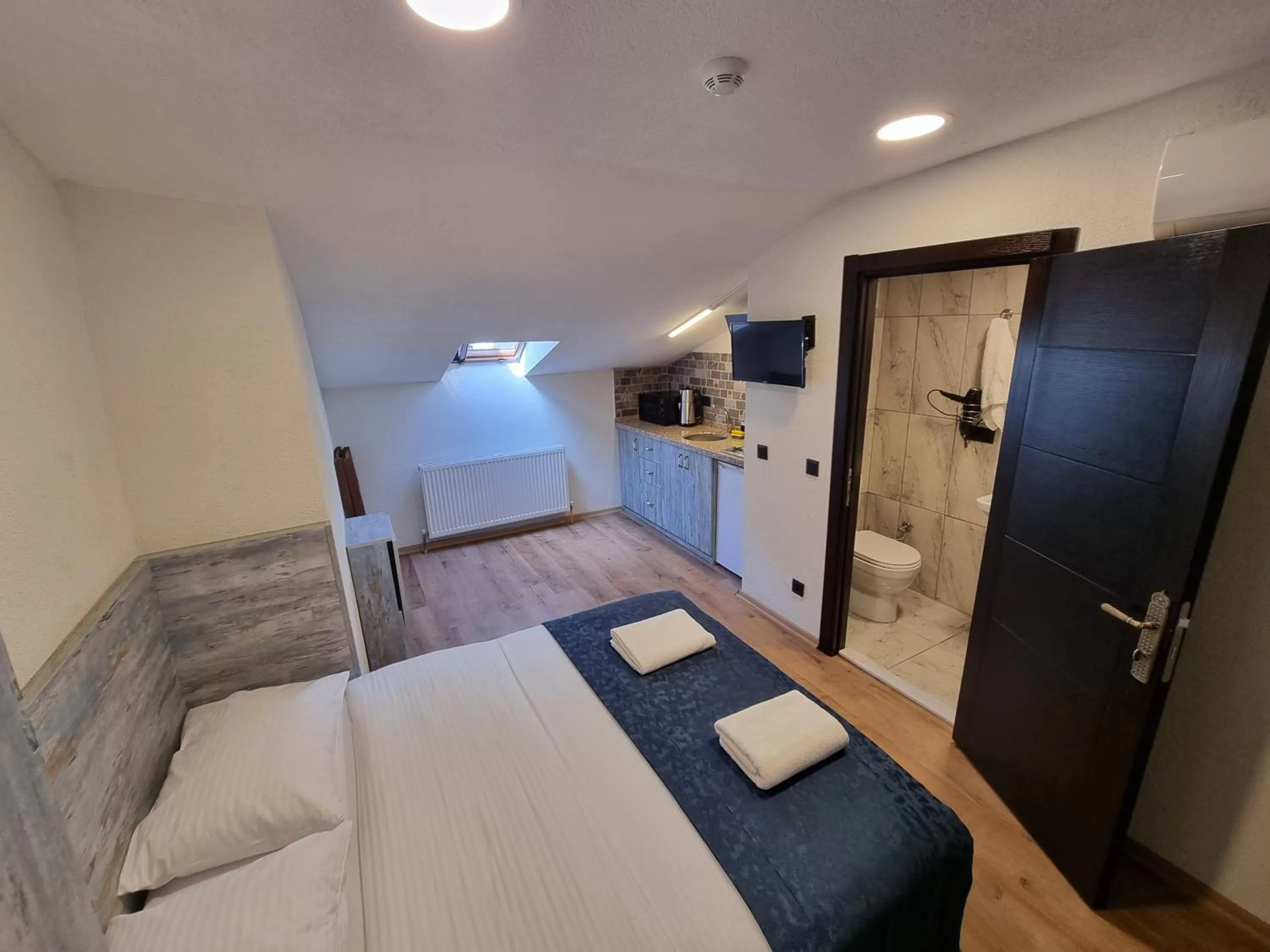 Photo of the whole room, Bed in Element Garden