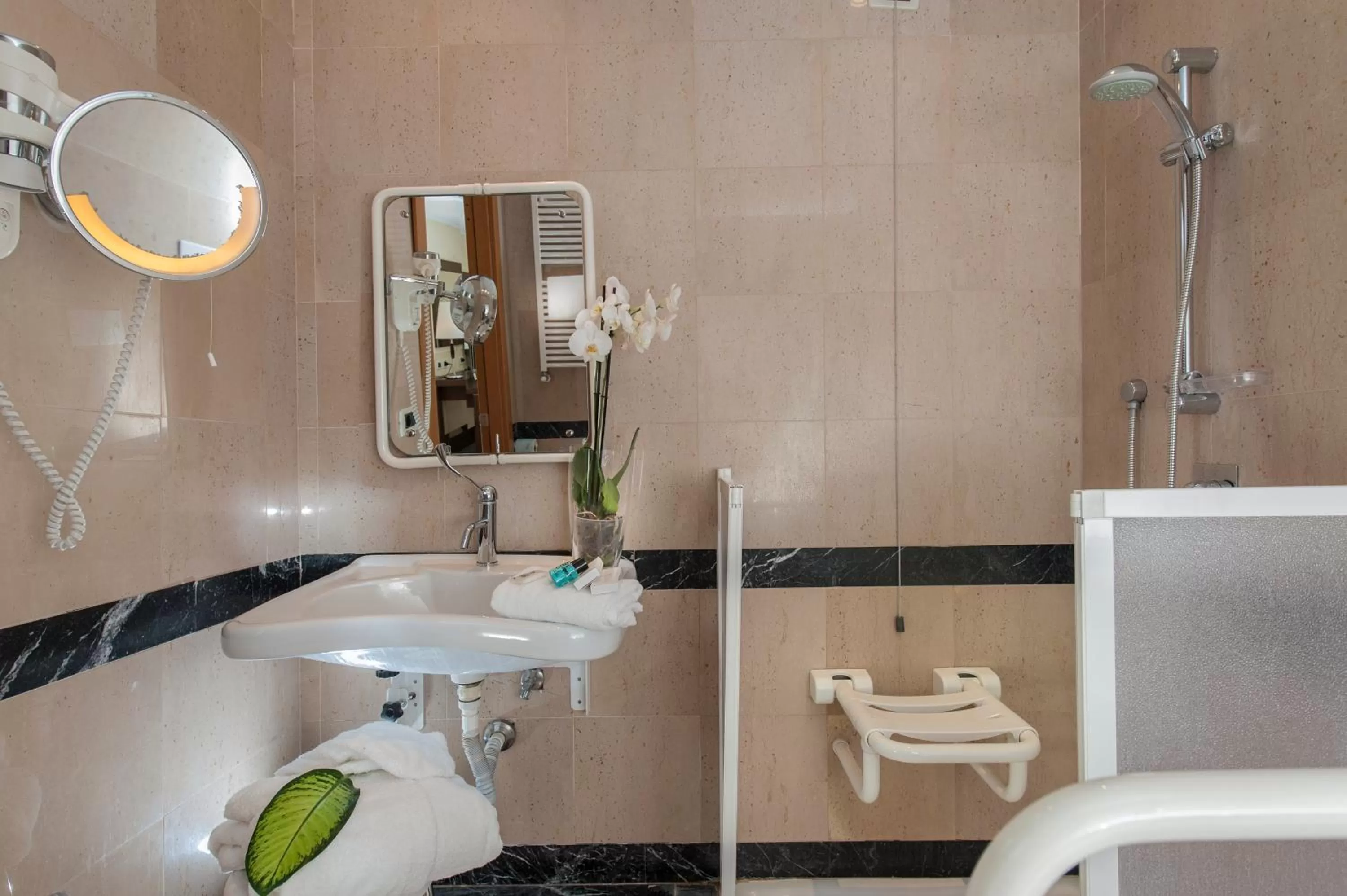 Shower in Cardinal Hotel St. Peter