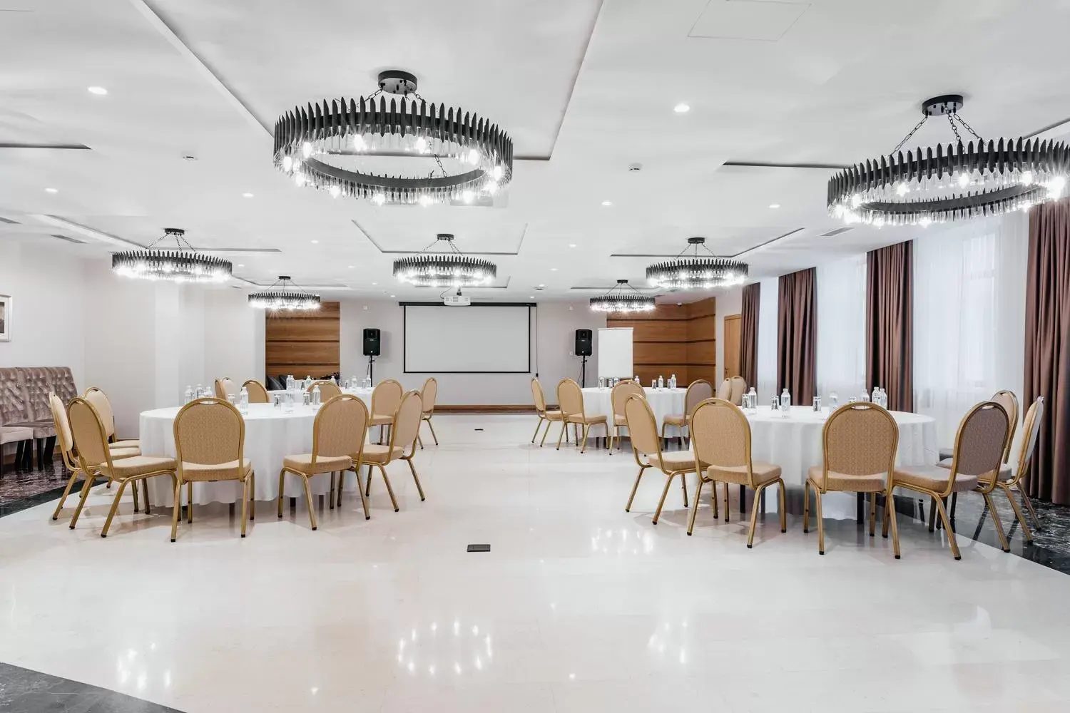 Meeting/conference room, Restaurant/Places to Eat in Ramada by Wyndham Astana