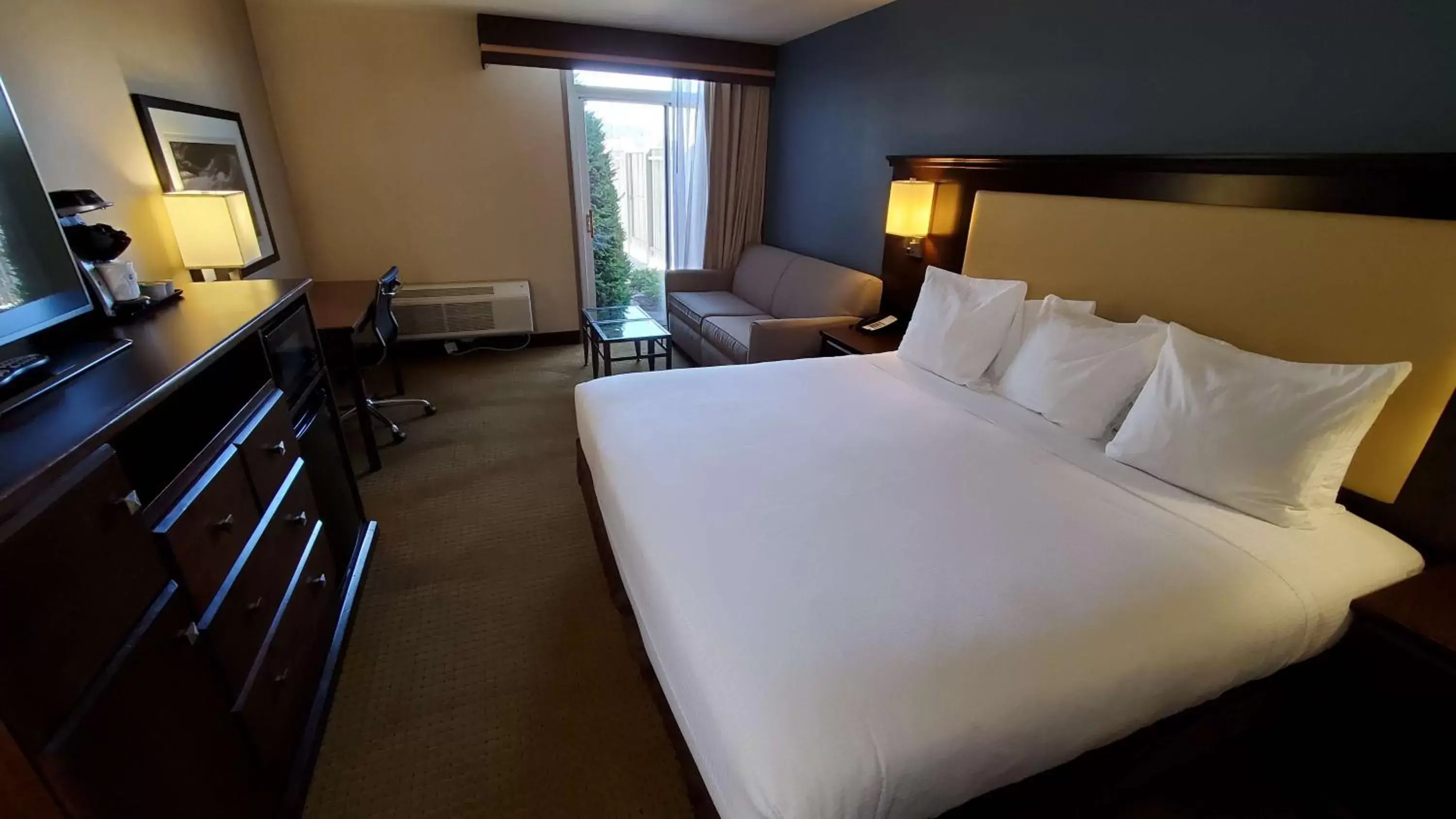 Photo of the whole room, Bed in Best Western Plus Coeur d'Alene Inn