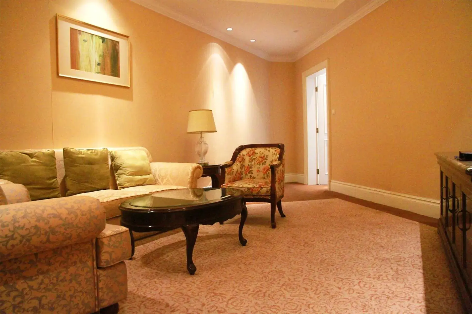 Living room, Seating Area in Crowne Plaza Ocean Spring Resort, an IHG Hotel