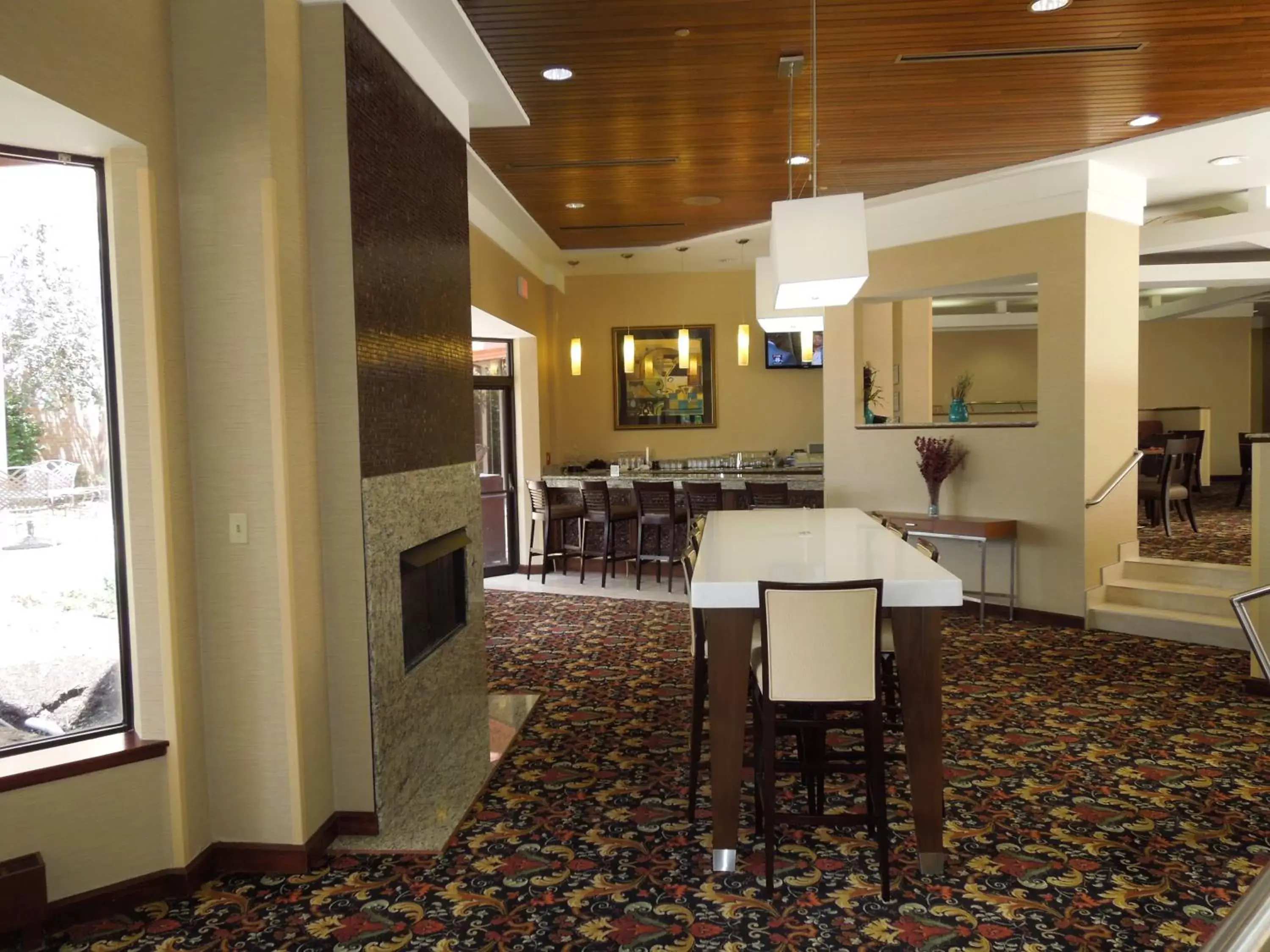 Lobby or reception, Restaurant/Places to Eat in Radisson Cleveland Airport