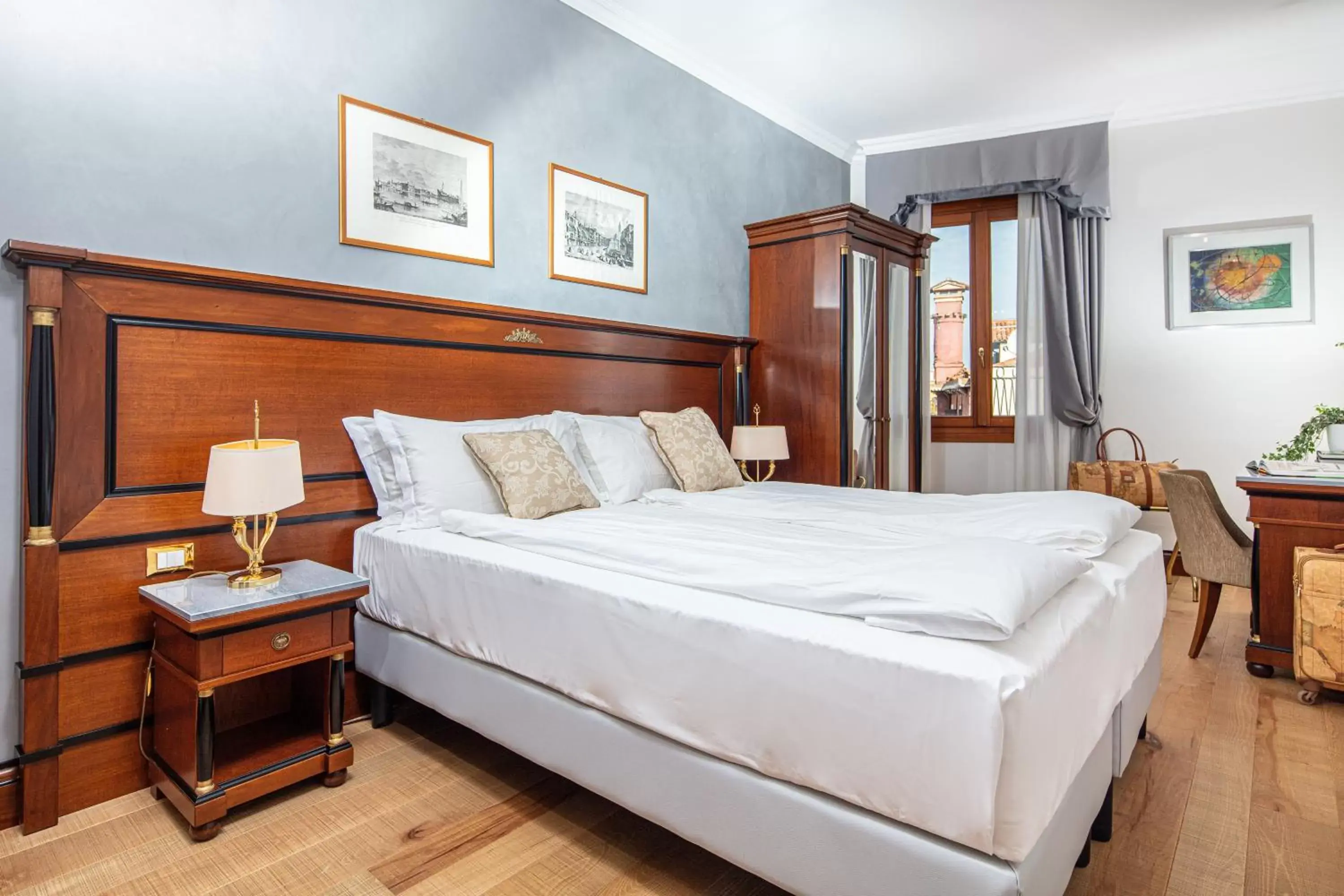 Deluxe Double Room with Canal View in All’Angelo Art Hotel Deluxe Double Room with Canal View in All’Angelo Art Hotel