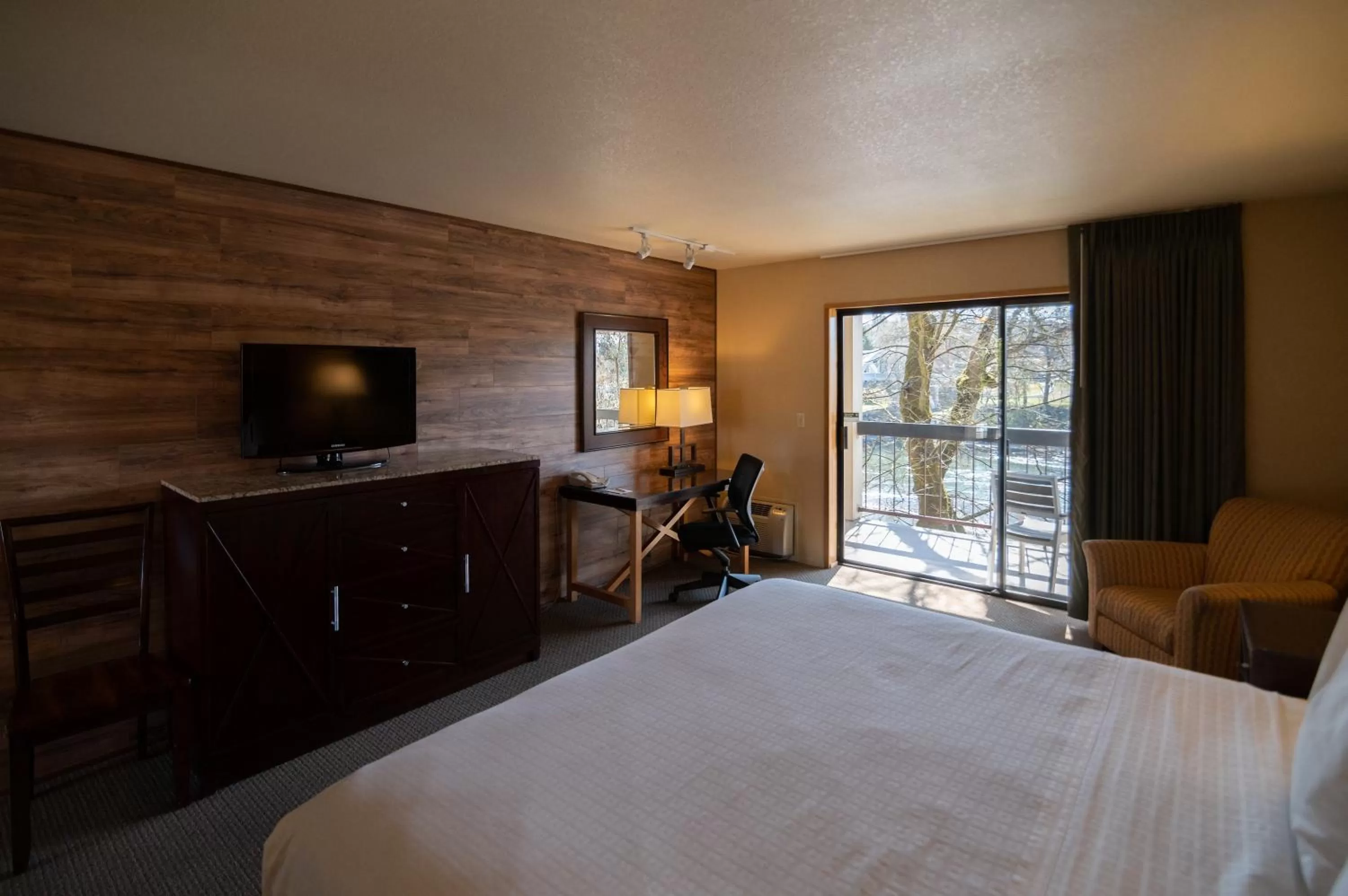 Photo of the whole room, Bed in Riverside Inn