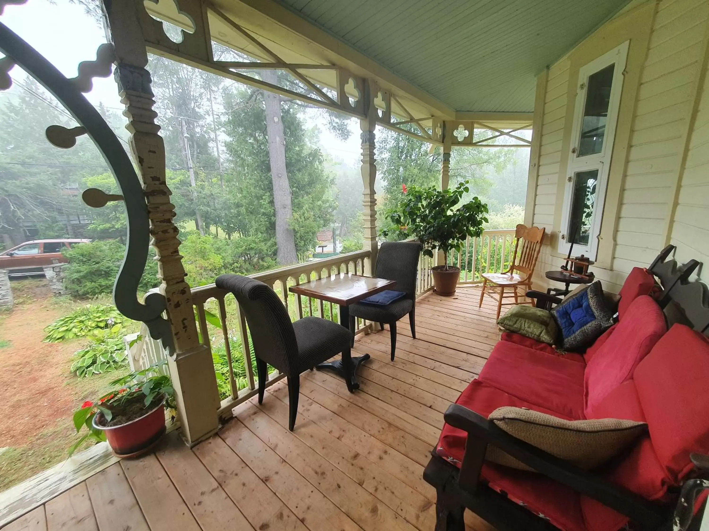 Balcony/Terrace in Le Salon des Inconnus