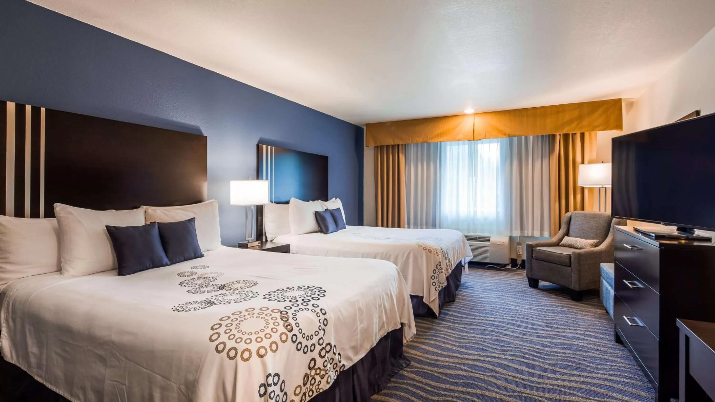 Queen Room with Two Queen Beds and Mobility Accessible Tub - Non-Smoking in Best Western Plus Edmonds Harbor Inn