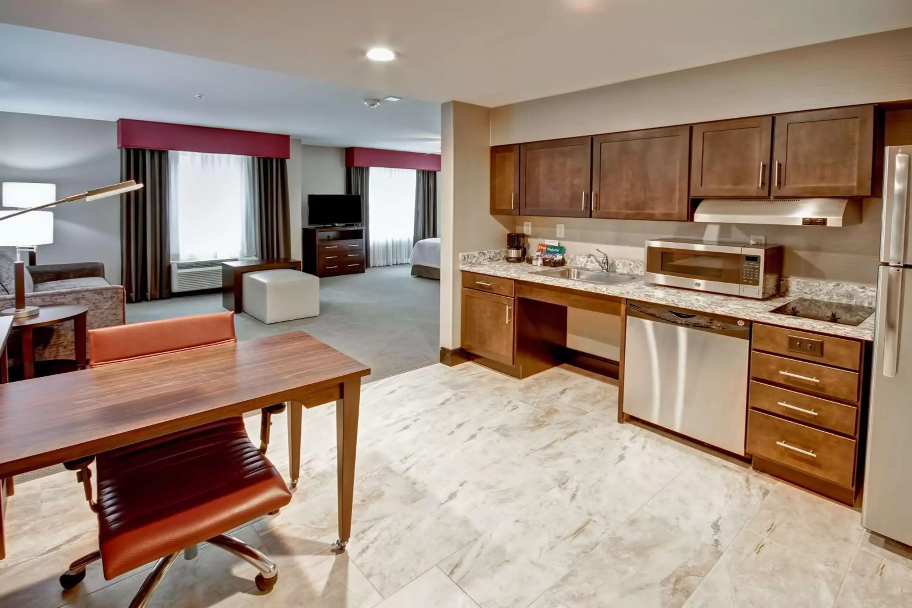 Bedroom, Kitchen/Kitchenette in Homewood Suites by Hilton Bridgewater/Branchburg