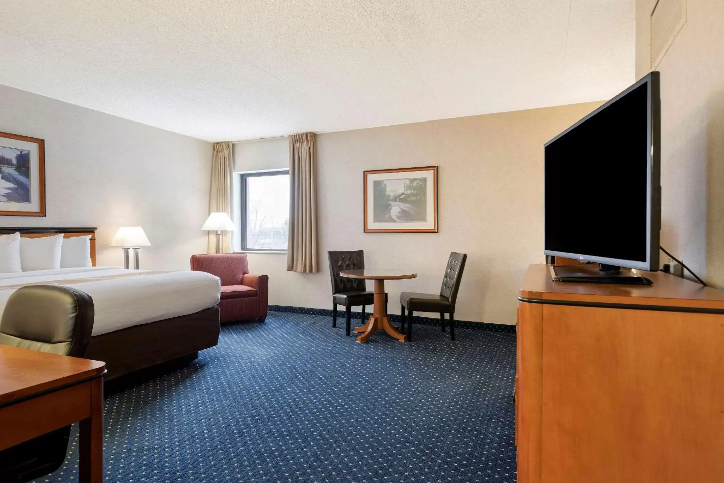 Photo of the whole room, TV/Entertainment Center in Quality Inn Auburn Hills