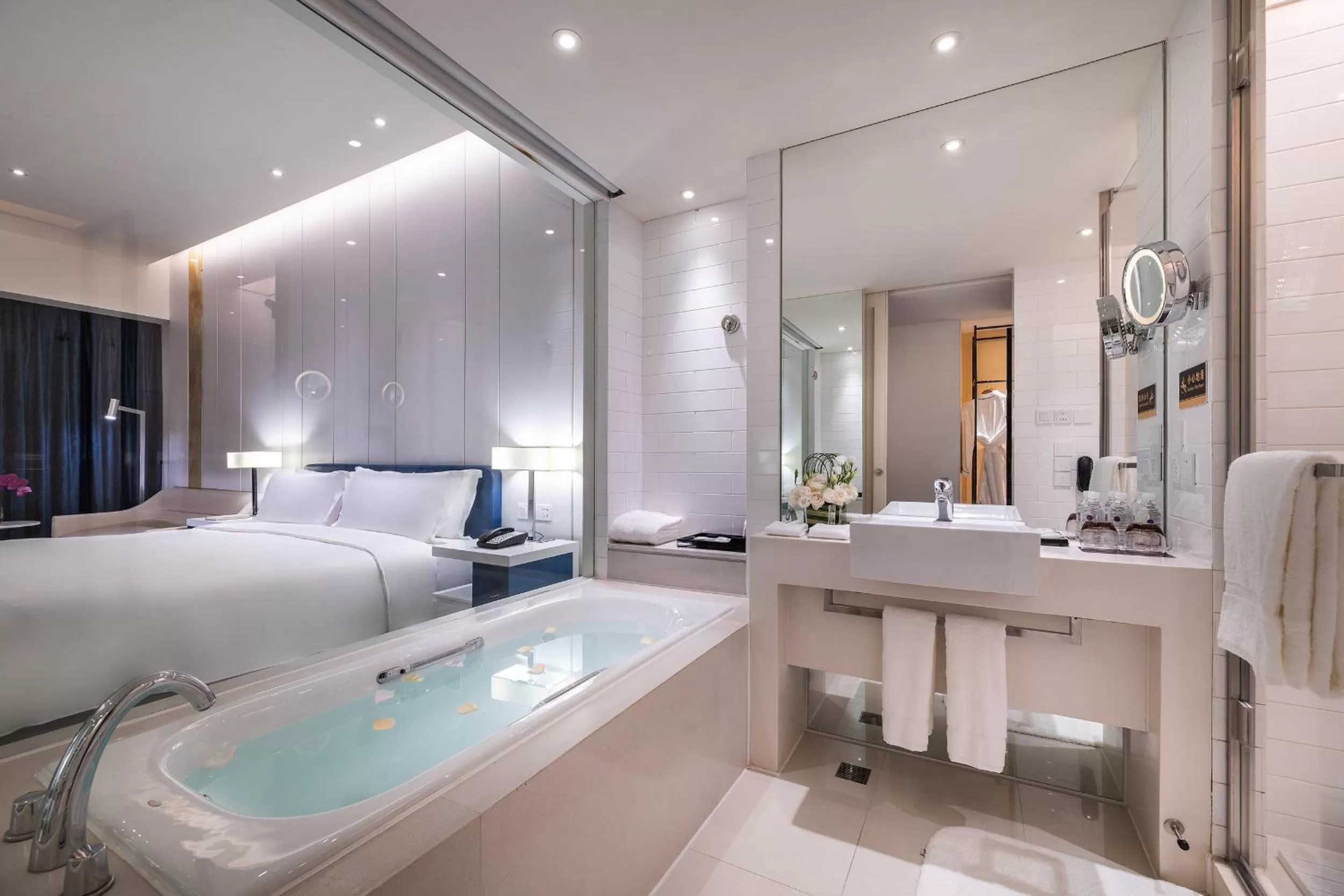 Bathroom, Bed in Grand Mercure Shanghai Century Park- Free Shuttle Bus to SNIEC