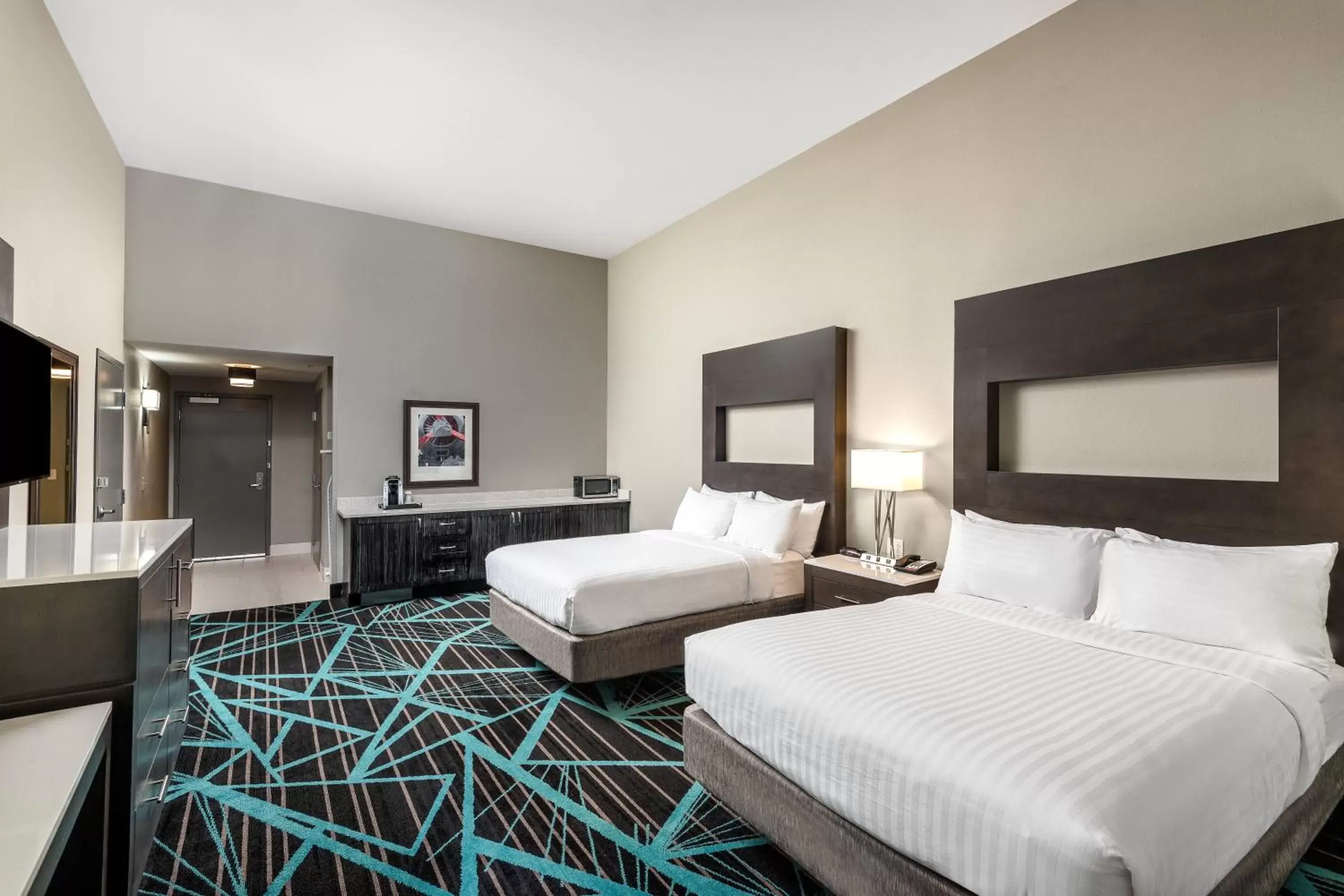 Photo of the whole room, Bed in Holiday Inn Express & Suites - Charlotte Airport, an IHG Hotel