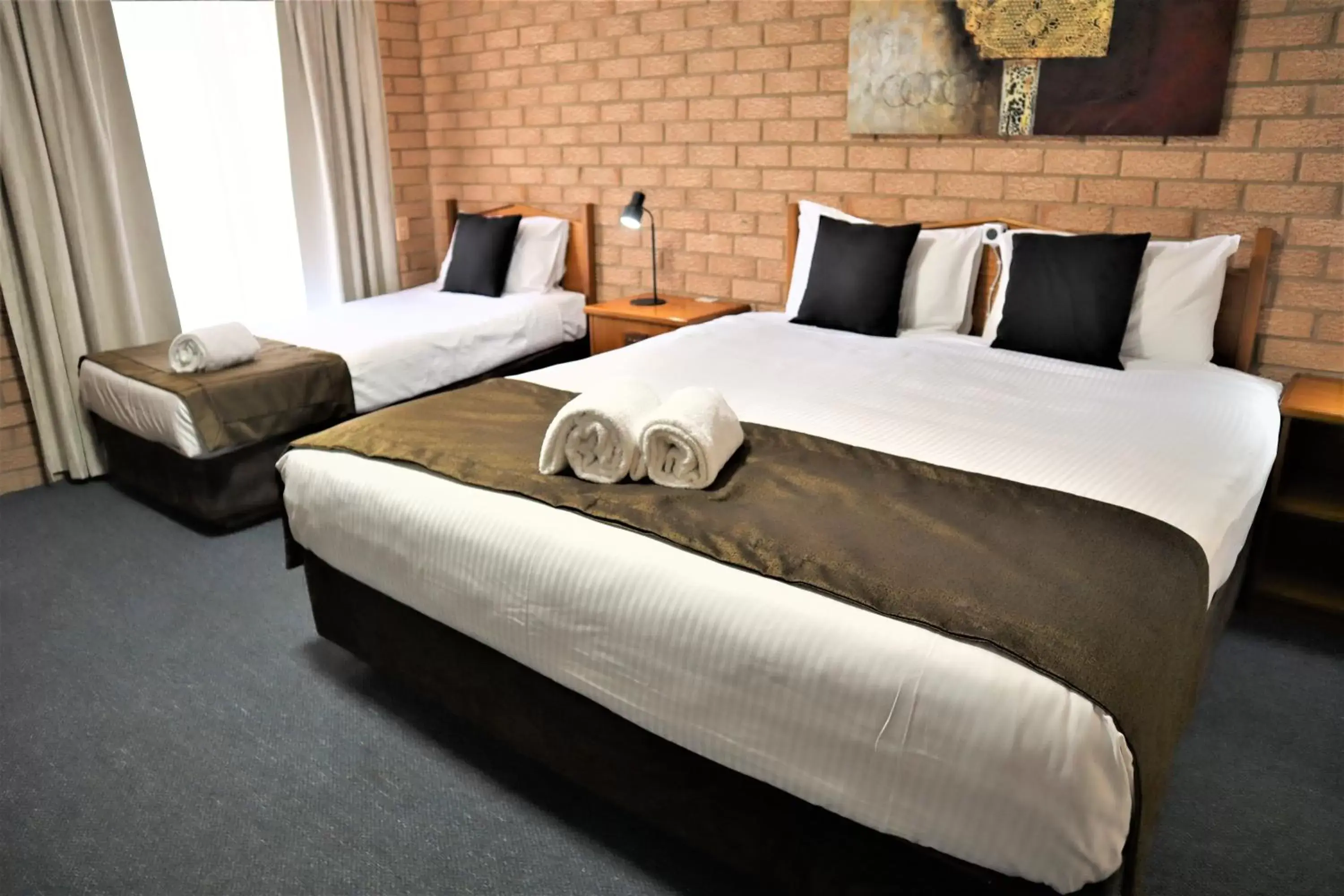 Bed in Golden Chain Aalana Motor Inn