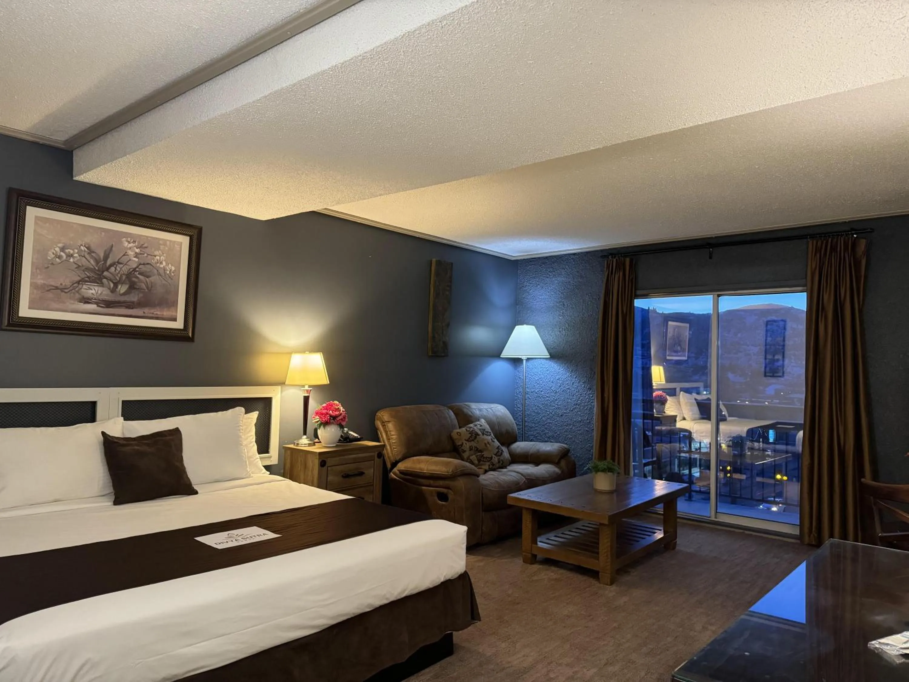 Bed in Divya Sutra Plaza and Conference Centre, Vernon, BC