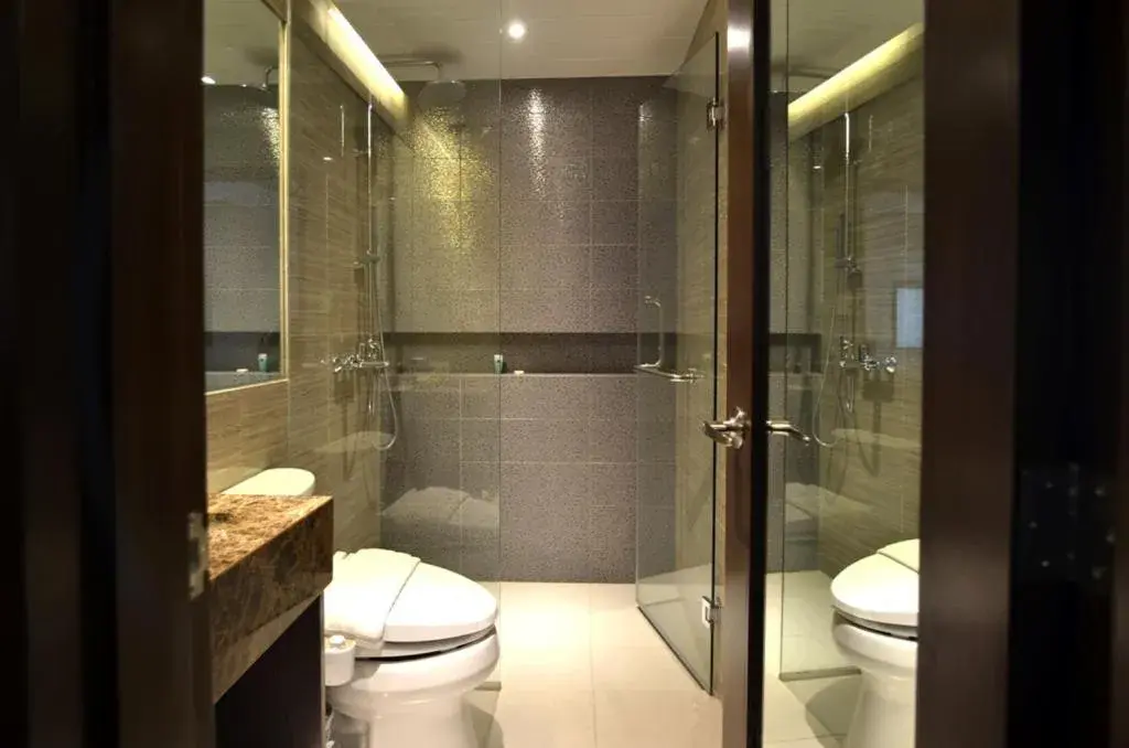 Bathroom in Pearl Garden Hotel