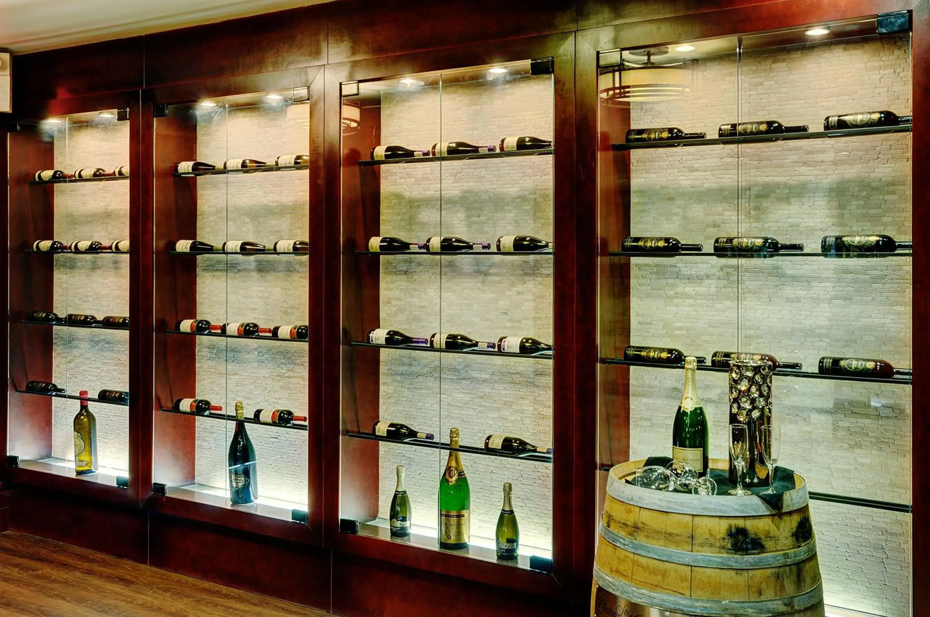 Lounge or bar in Chateau Nova Yellowhead Lounge or bar in Chateau Nova Yellowhead