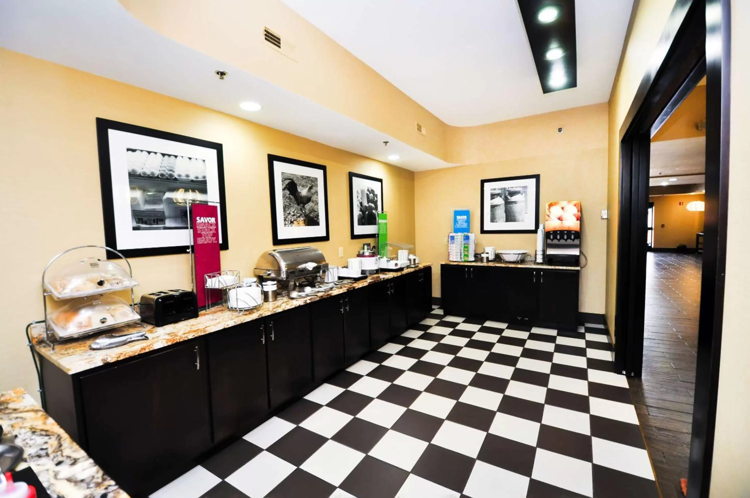 Dining area in Hampton Inn Carrollton KY