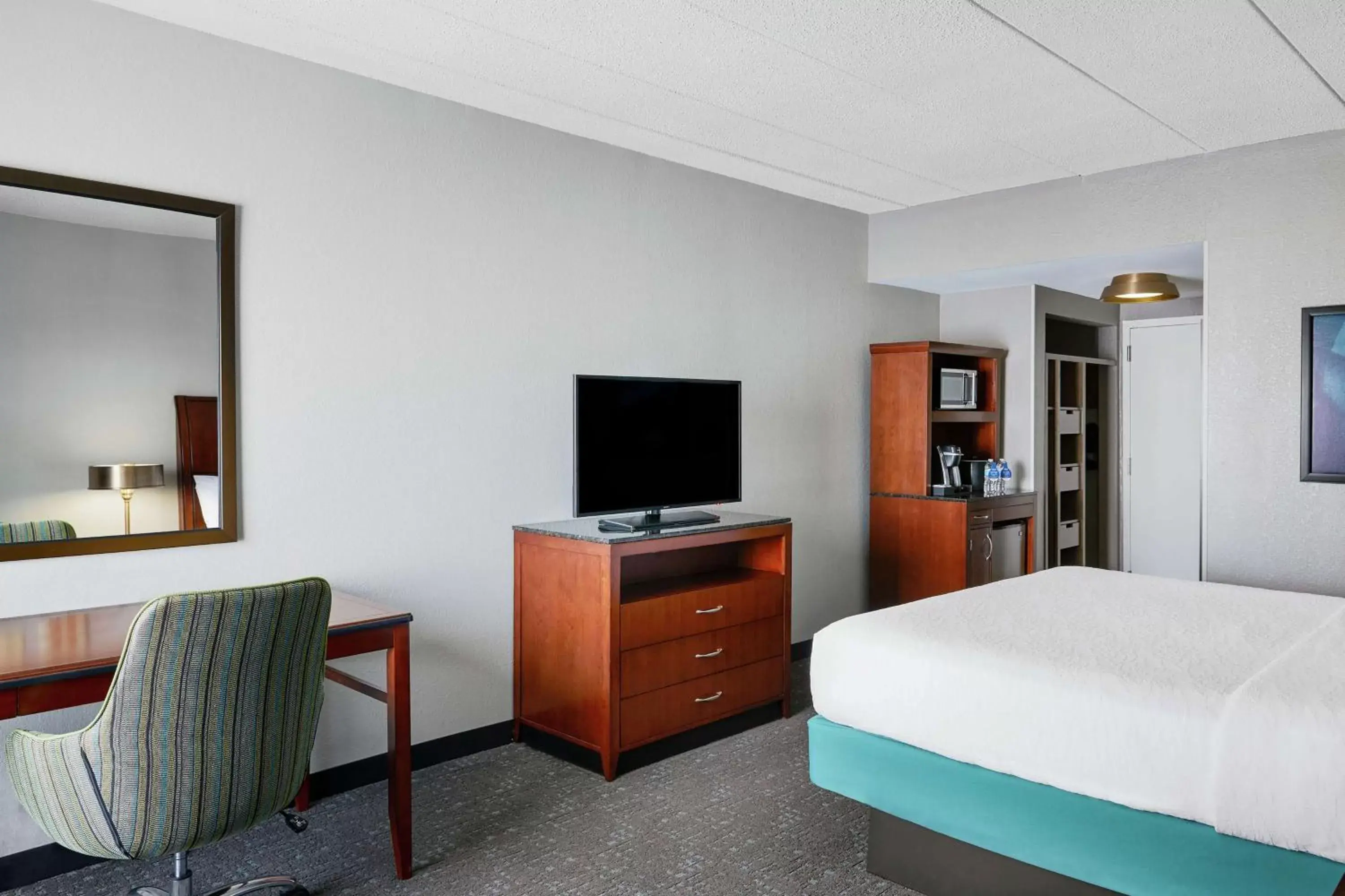 Bedroom, TV/Entertainment Center in Hilton Garden Inn Allentown West