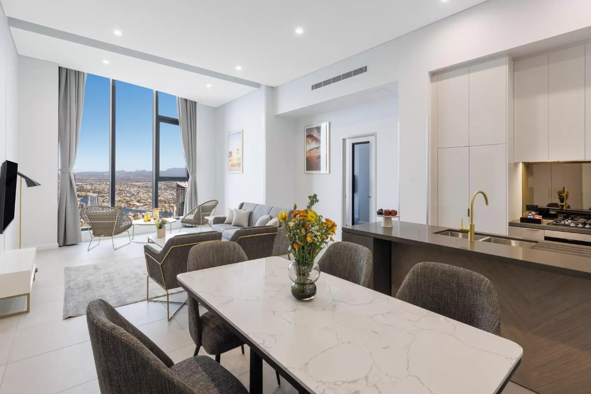 TV and multimedia, Dining Area in Meriton Suites Surfers Paradise