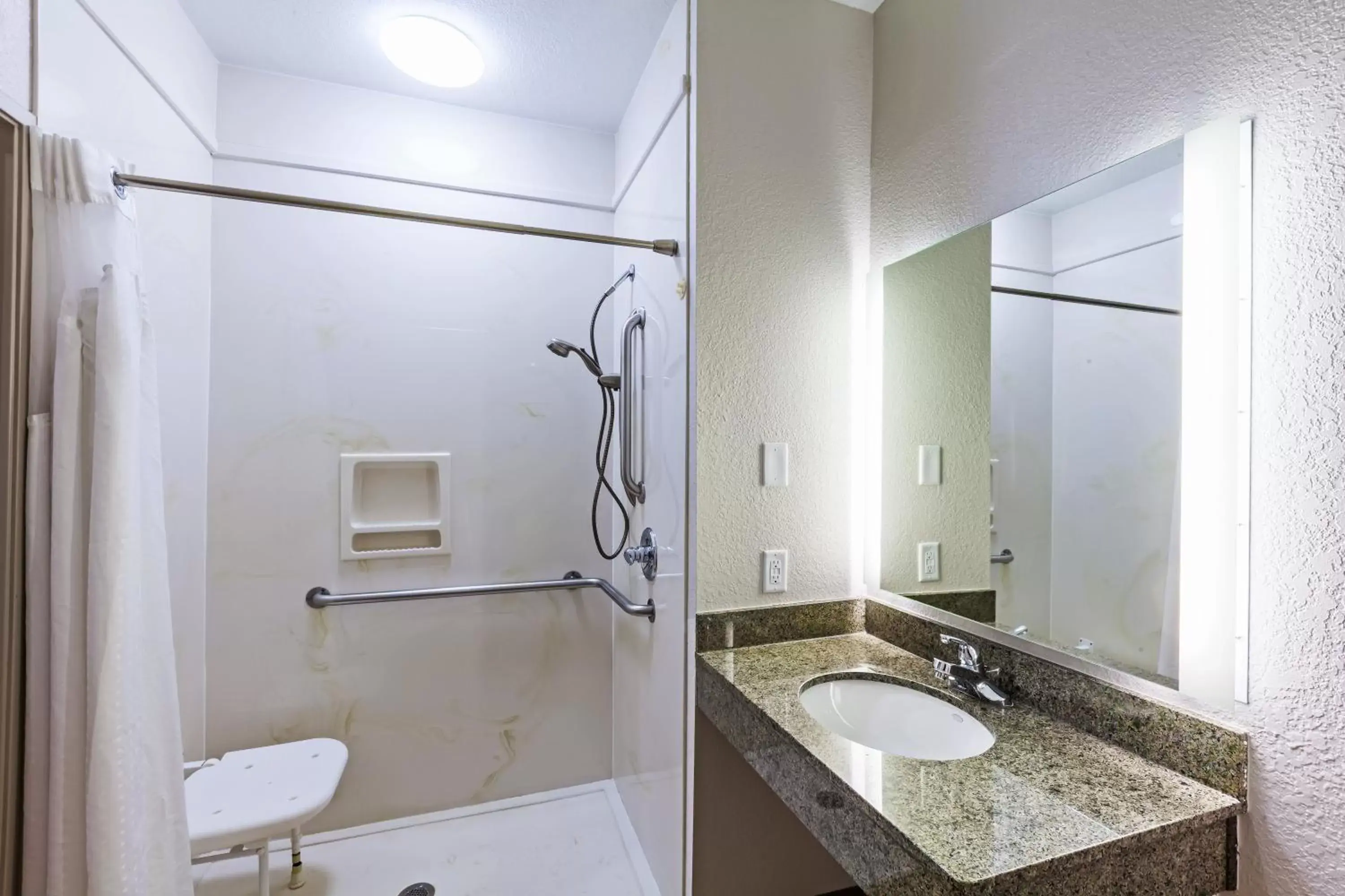 Photo of the whole room, Bathroom in Holiday Inn Express & Suites Tulsa S Broken Arrow Hwy 51, an IHG Hotel
