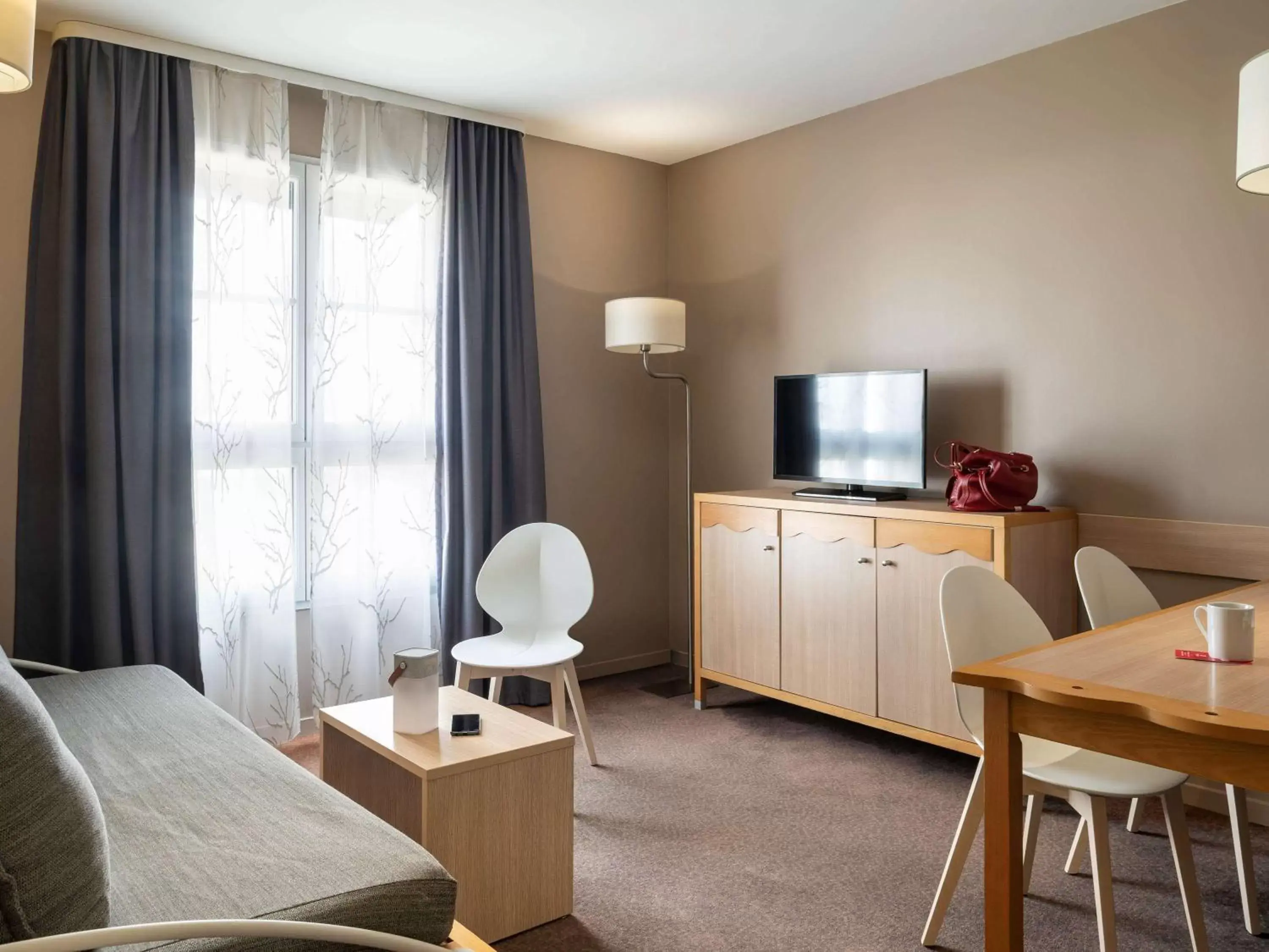 Photo of the whole room, TV/Entertainment Center in Aparthotel Adagio Marne La Vallée - Val d'Europe