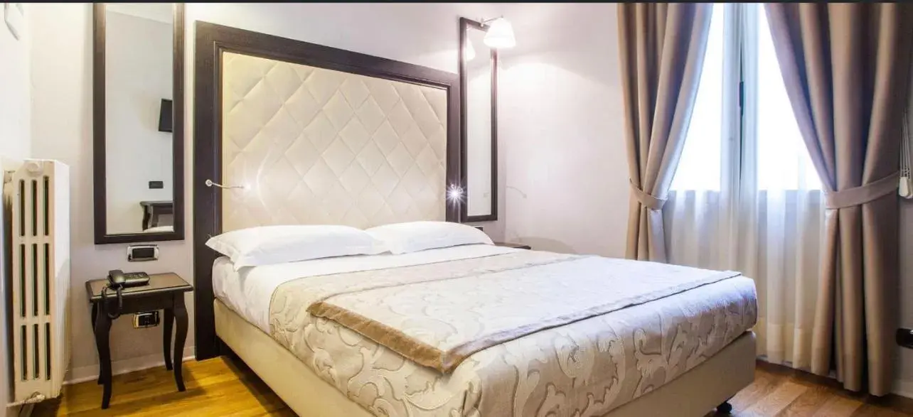 Bed in Hotel Lombardia
