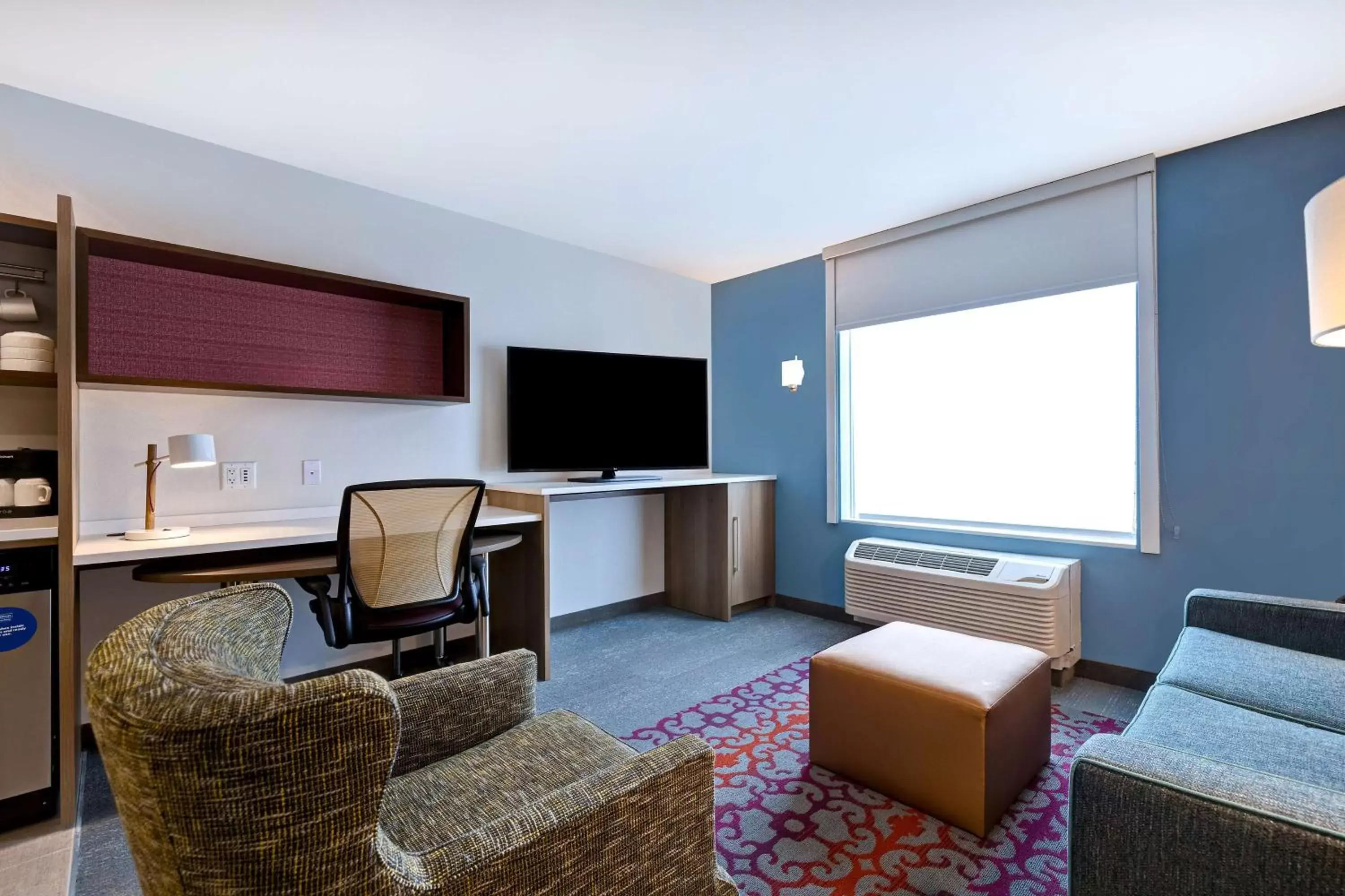 Living room, Seating Area in Home2 Suites By Hilton Lincolnshire Chicago
