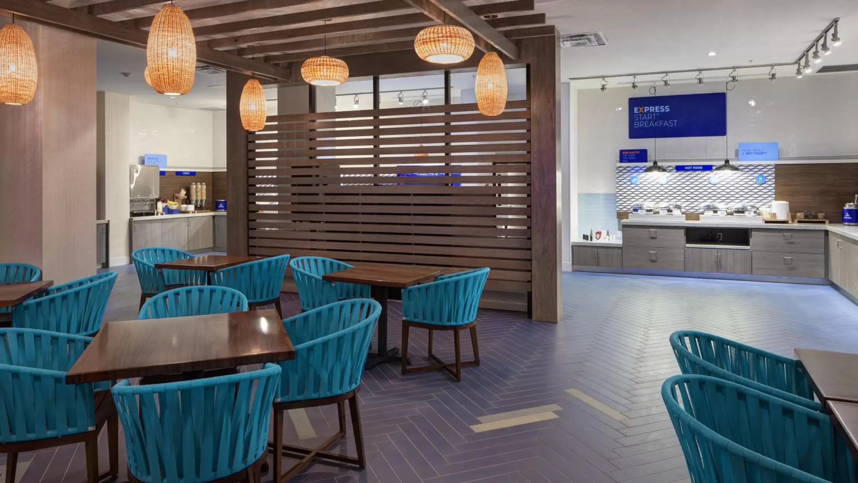 Breakfast, Lounge/Bar in Holiday Inn Express & Suites - Orlando At Seaworld, an IHG Hotel