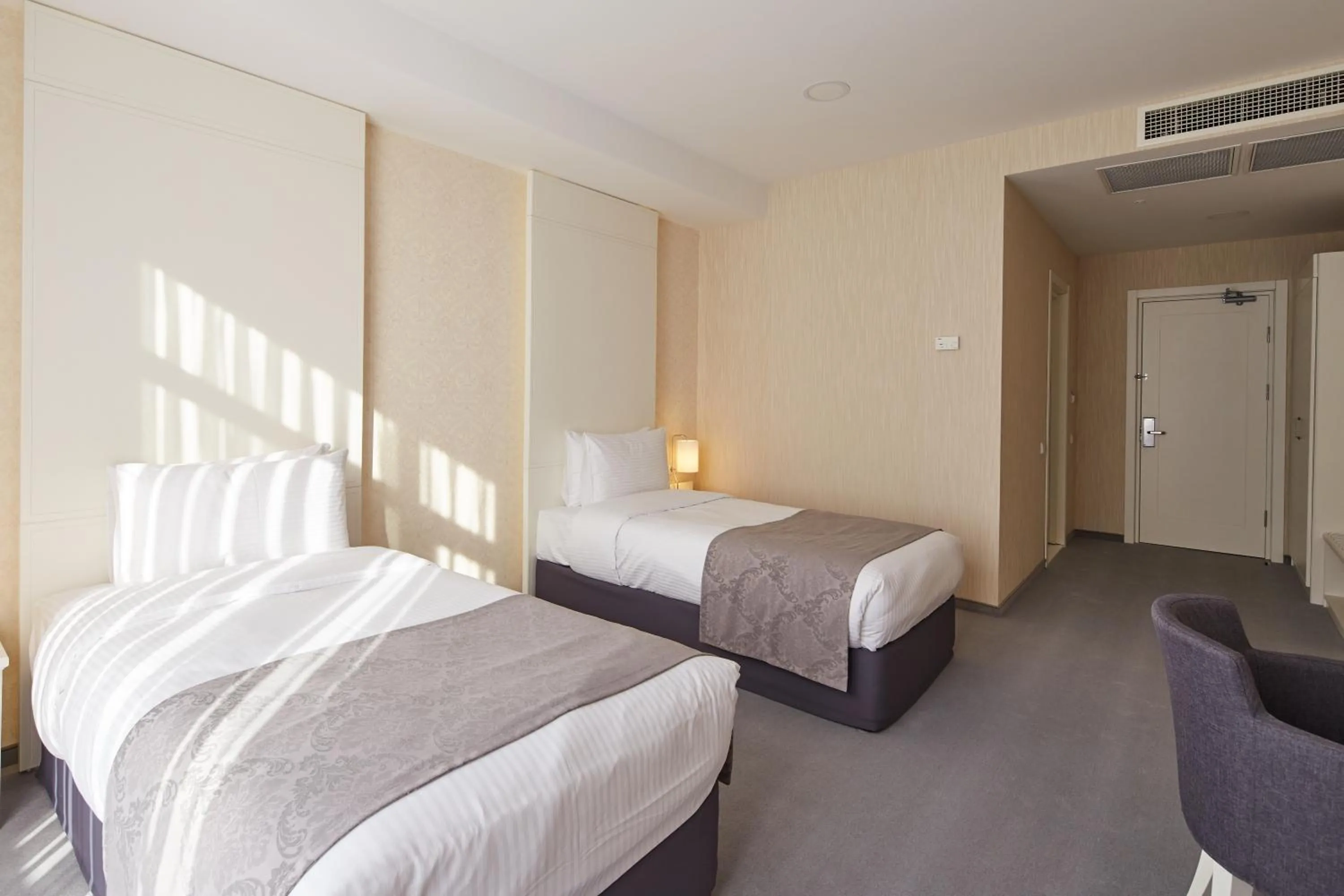 Bedroom, Bed in Gallery Palace Hotel