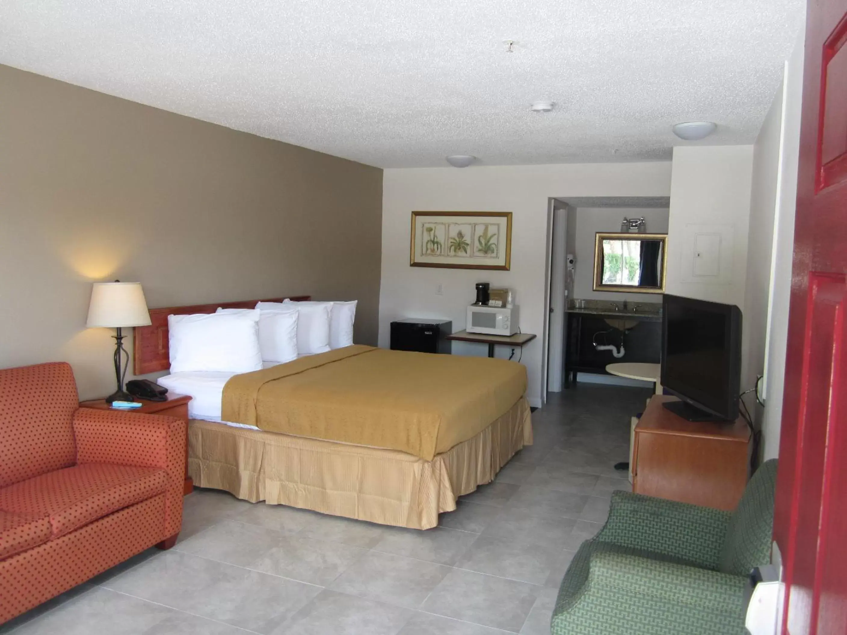 Photo of the whole room in Lantern Inn & Suites - Sarasota