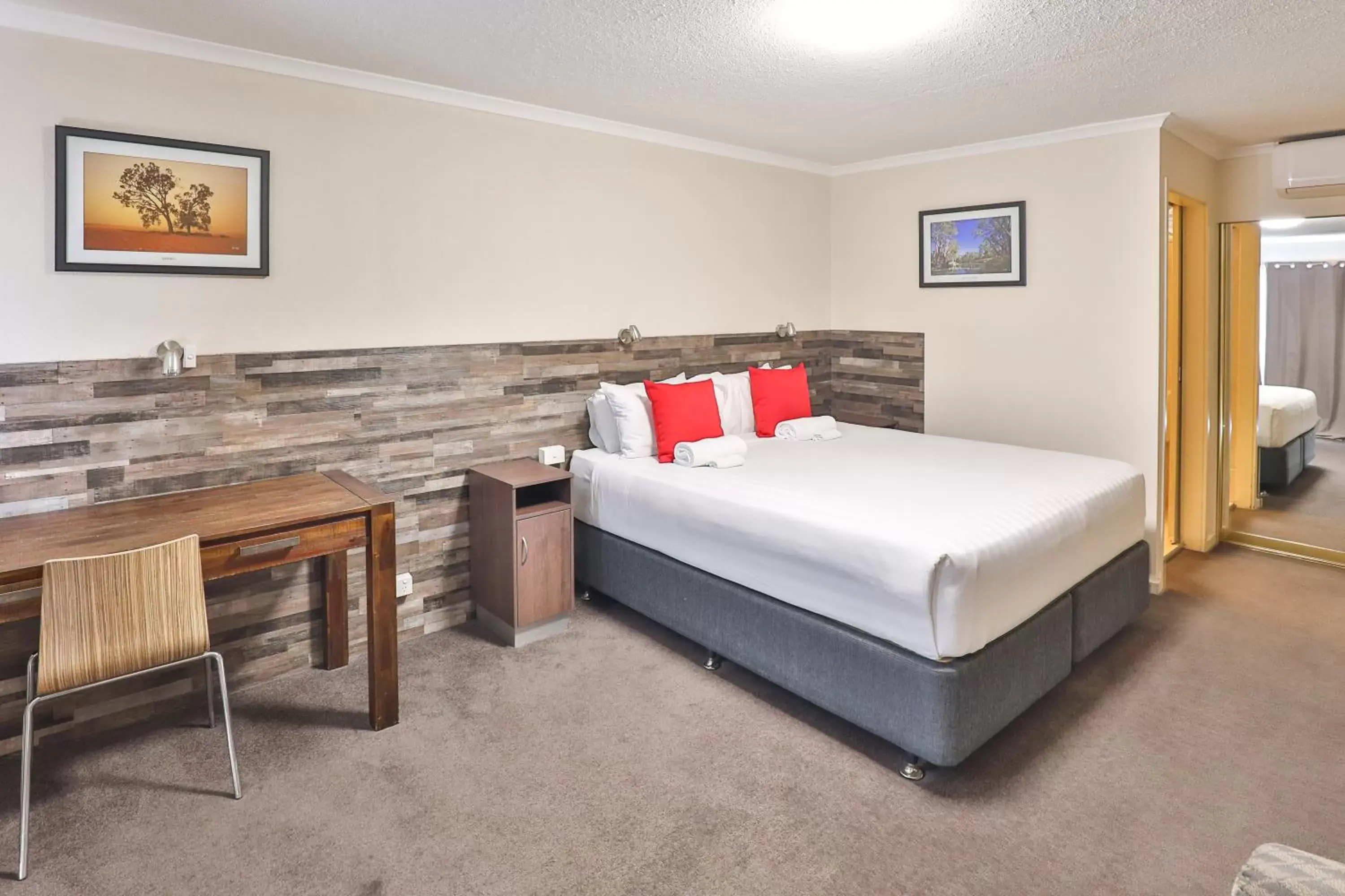 Bedroom, Bed in Boulevard Motor Inn