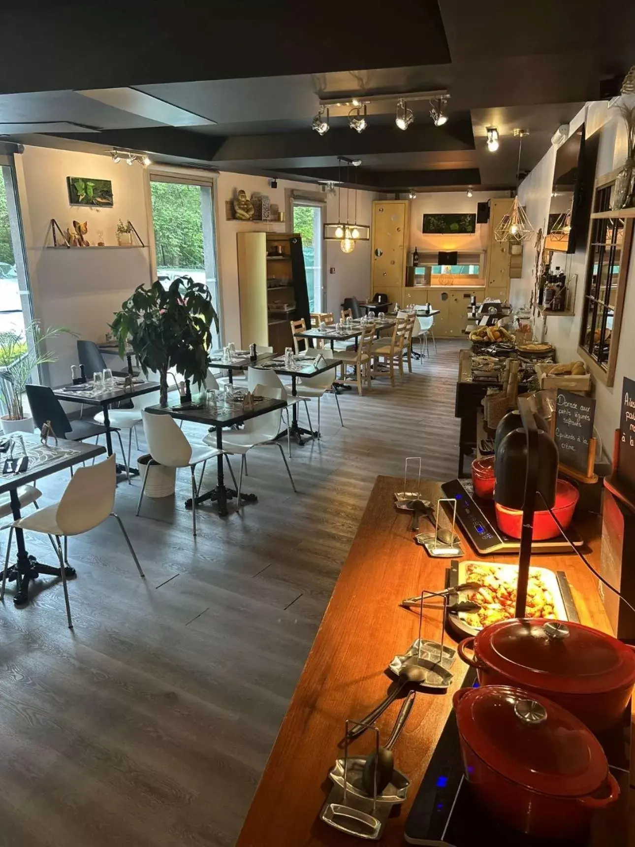 Restaurant/places to eat in Standing Hotel Suites by Actisource Restaurant/places to eat in Standing Hotel Suites by Actisource