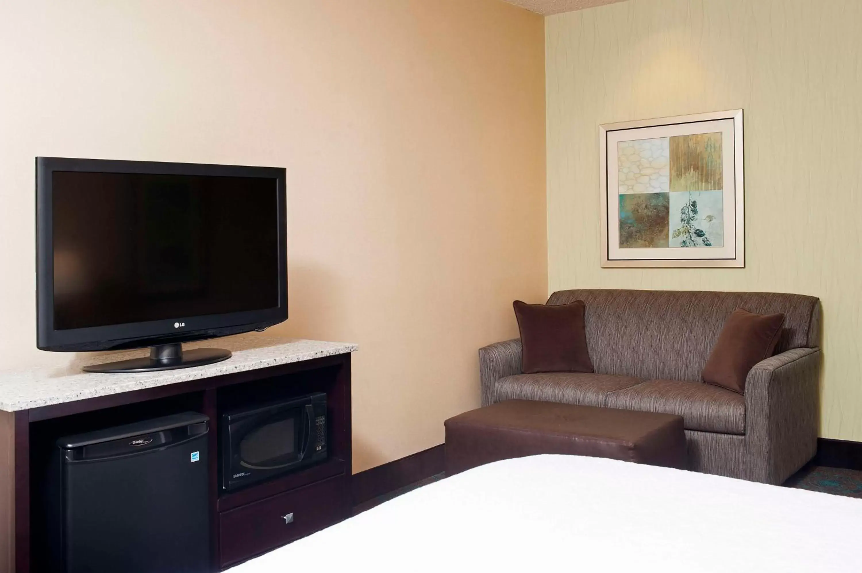 Bed, TV/Entertainment Center in Hampton Inn & Suites South Bend