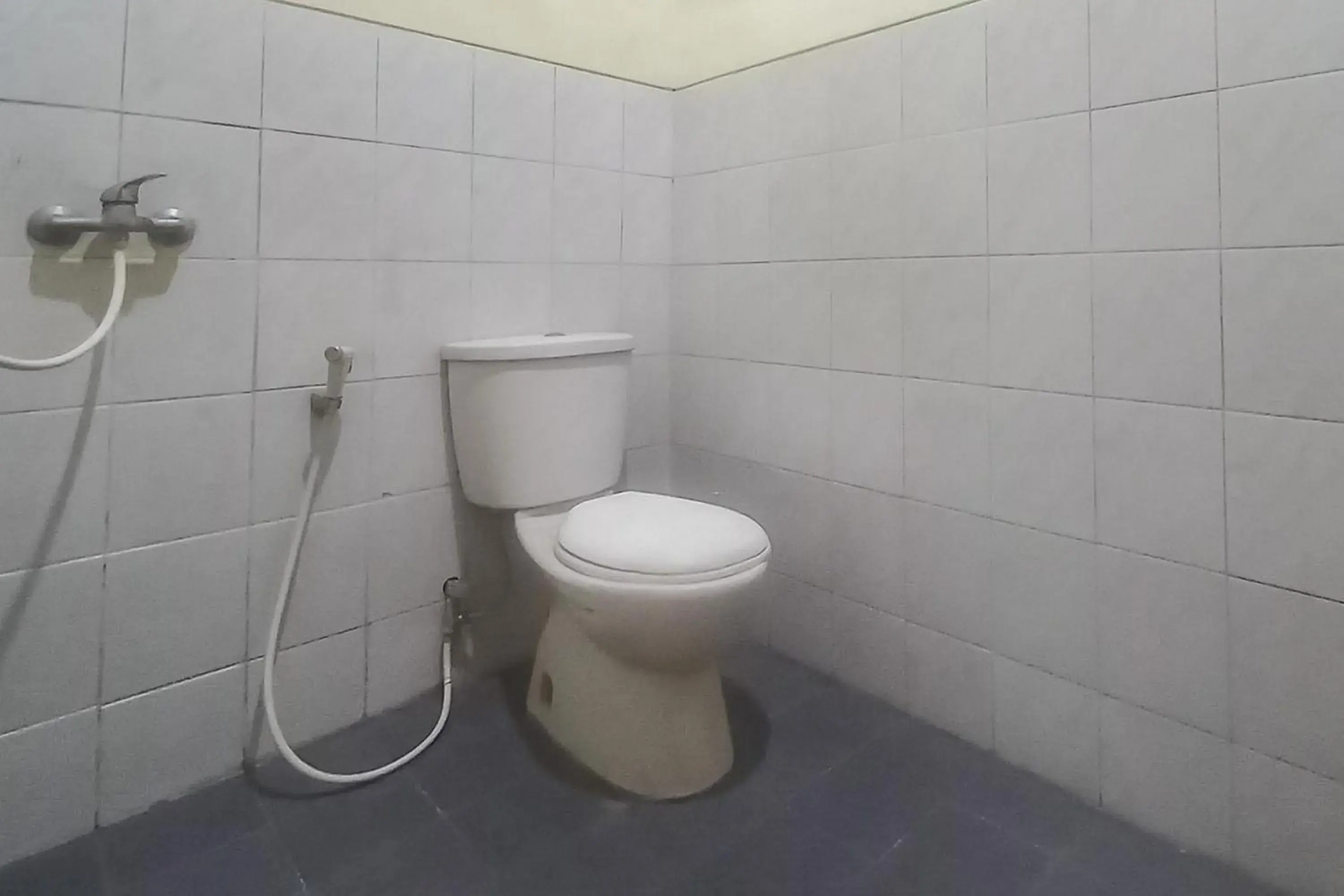 Shower, Bathroom in Hotel Malang near Alun Alun Malang RedPartner