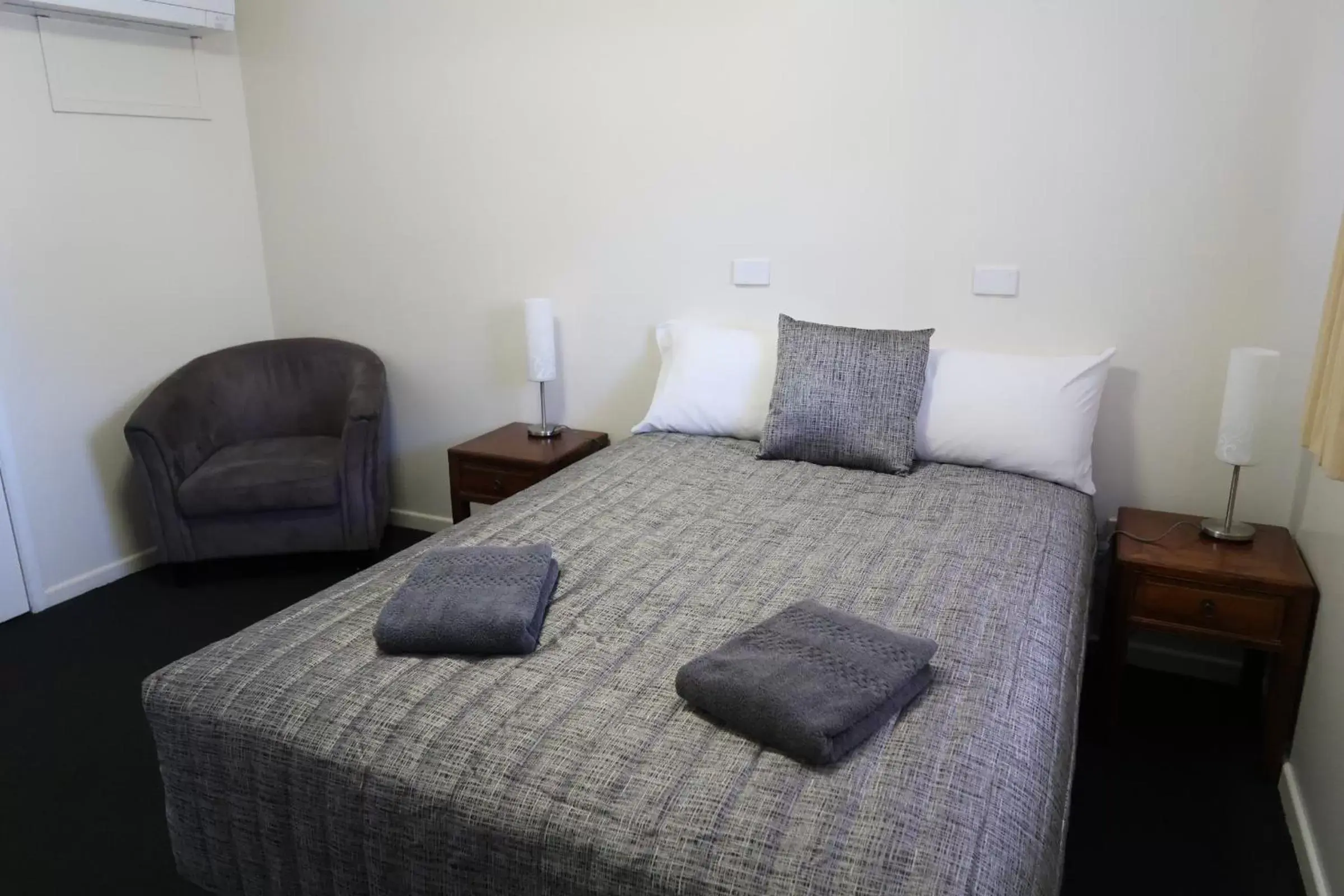 Photo of the whole room, Bed in Charleville Waltzing Matilda Motor Inn