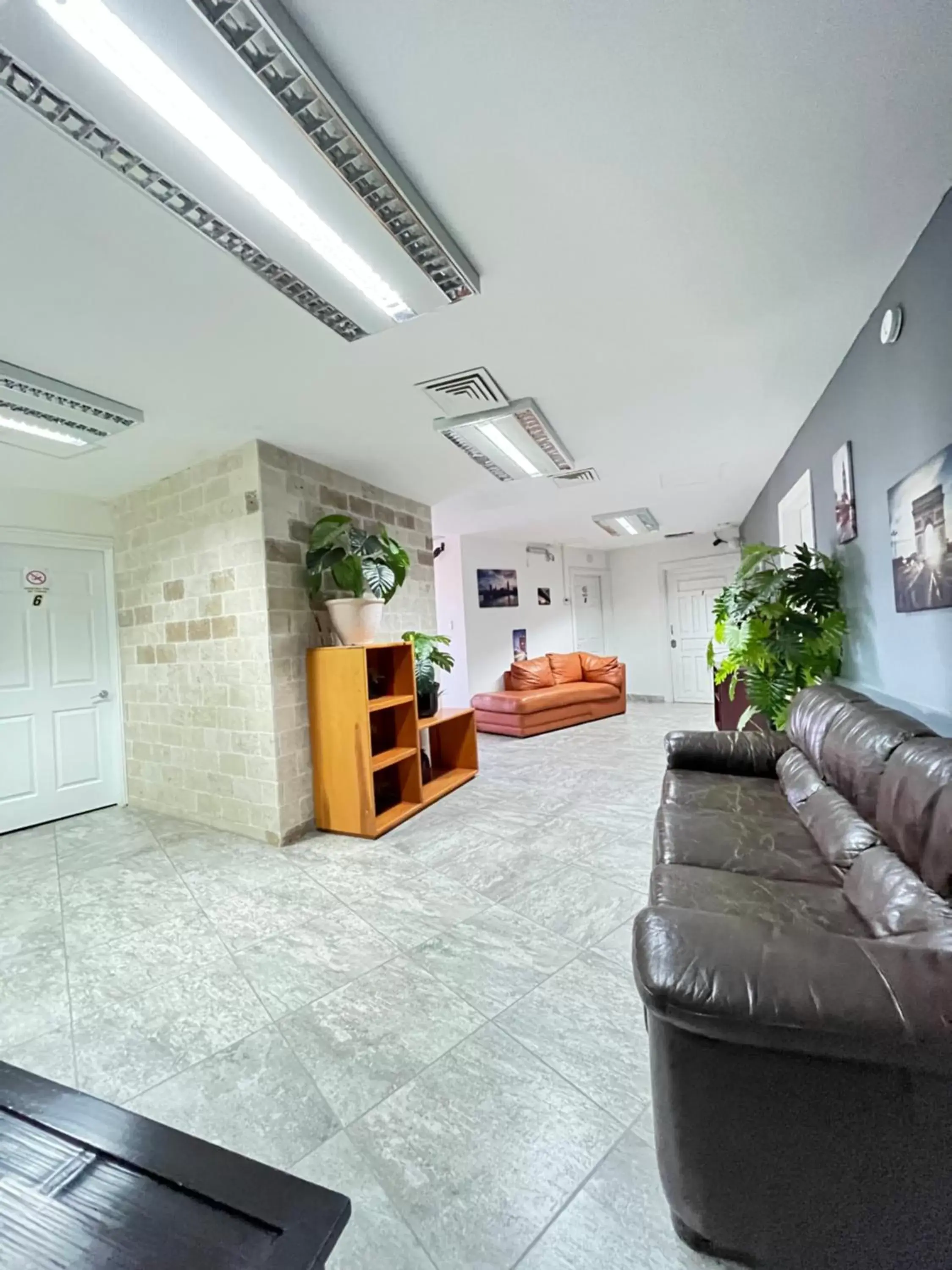 Living room, Lobby/Reception in Genesis Suites / Lofts