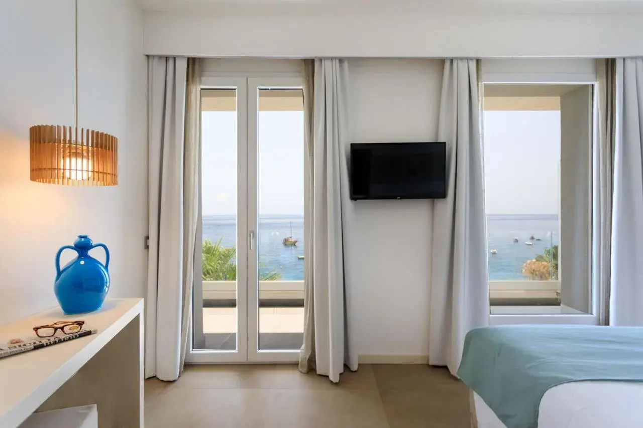 Bedroom, TV/Entertainment Center in Albatros Beach Hotel