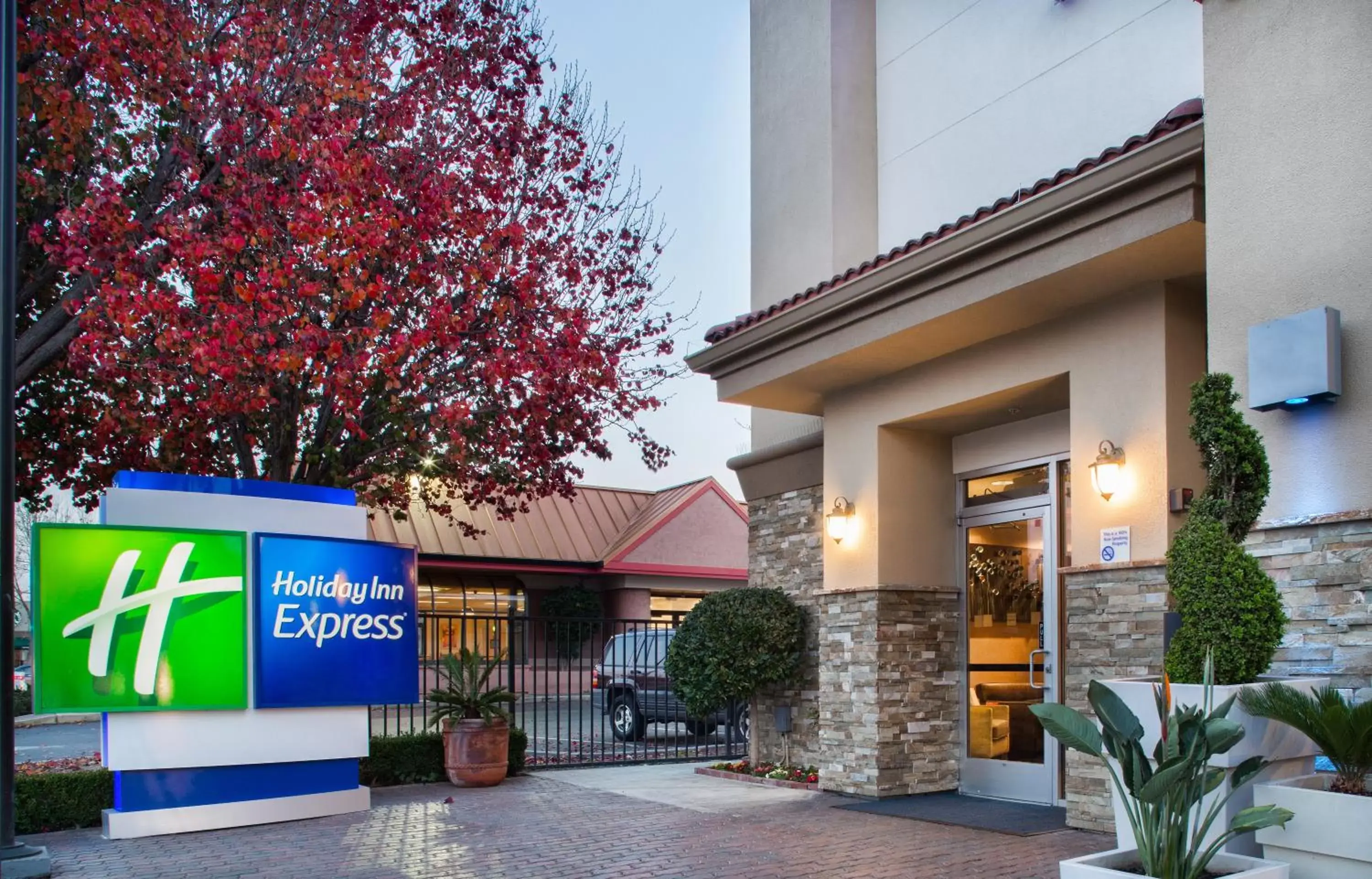 Property Building in Holiday Inn Express Redwood City Central, an IHG Hotel